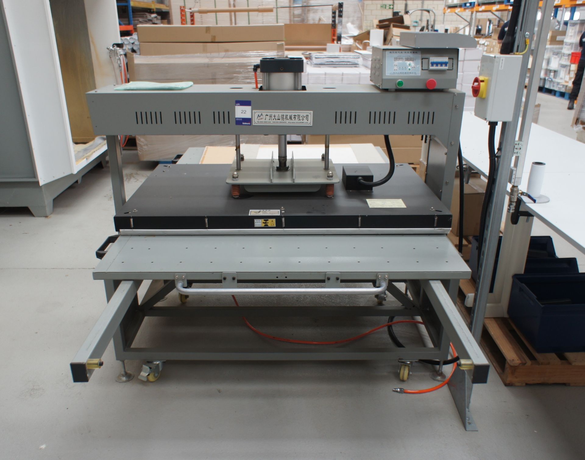 Guangzhou pneumatic heat press, table size (1320 x