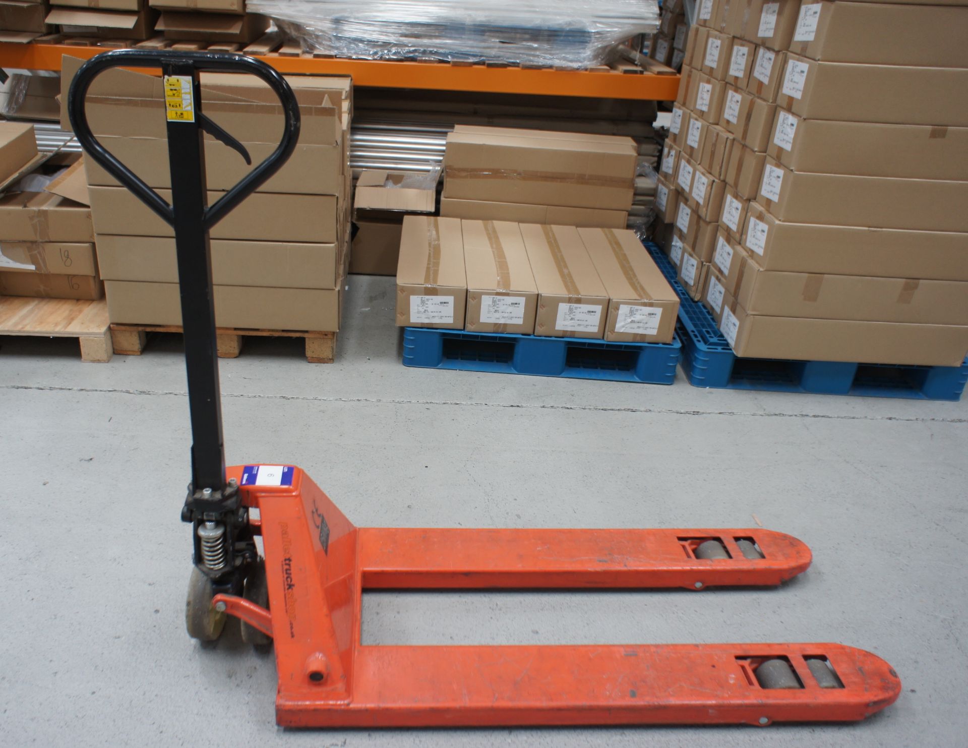 Unbadged hand hydraulic pallet truck *Delayed collection, to be arranged with the auctioneers