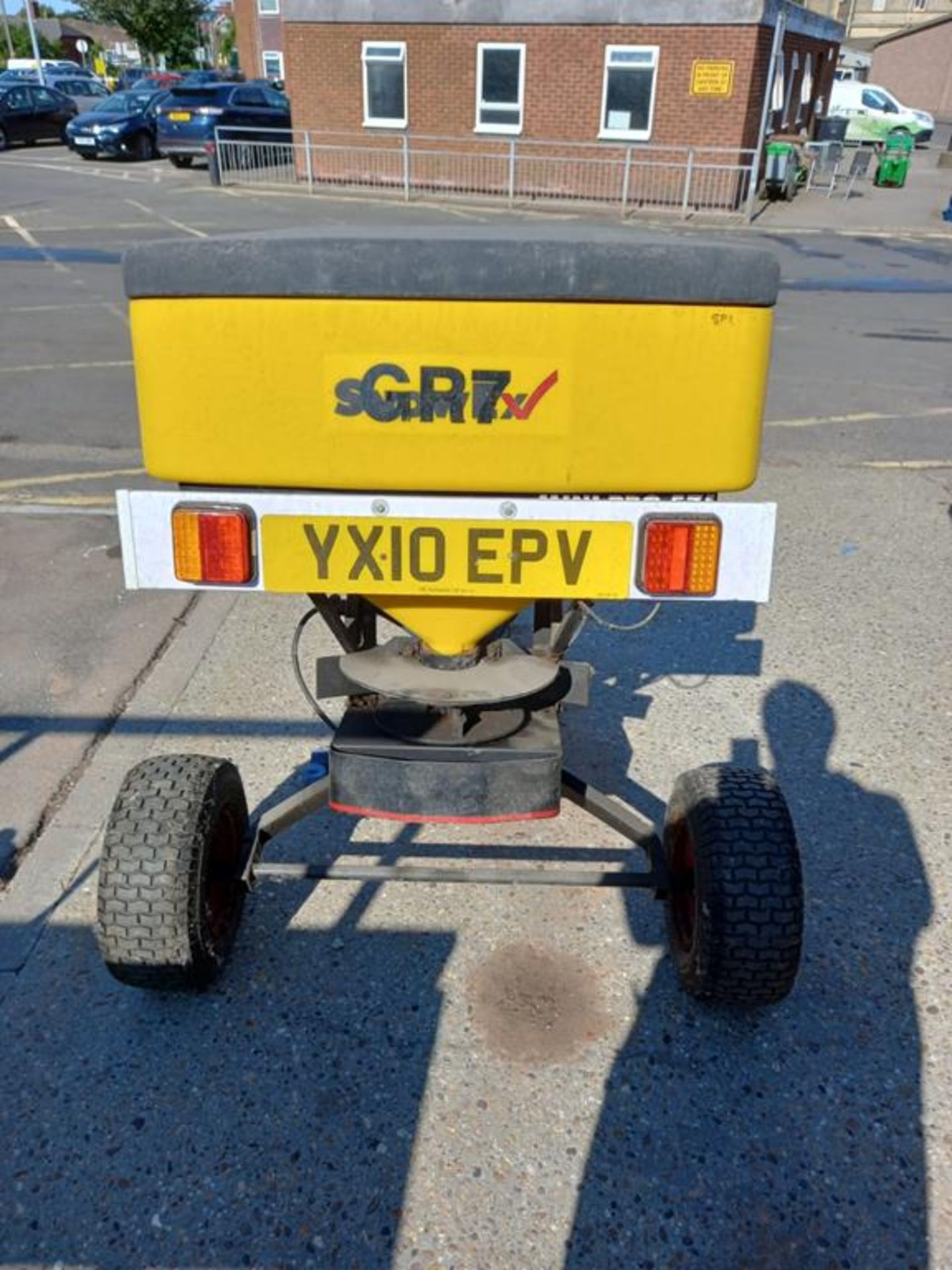 Snowey Towed Gritter Box - Image 2 of 3