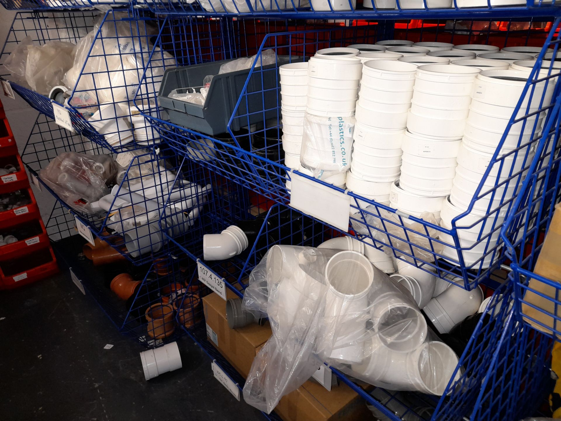 5 x rows of 4 wire baskets & contents to include large quantity of assorted plastic piping - Image 7 of 9