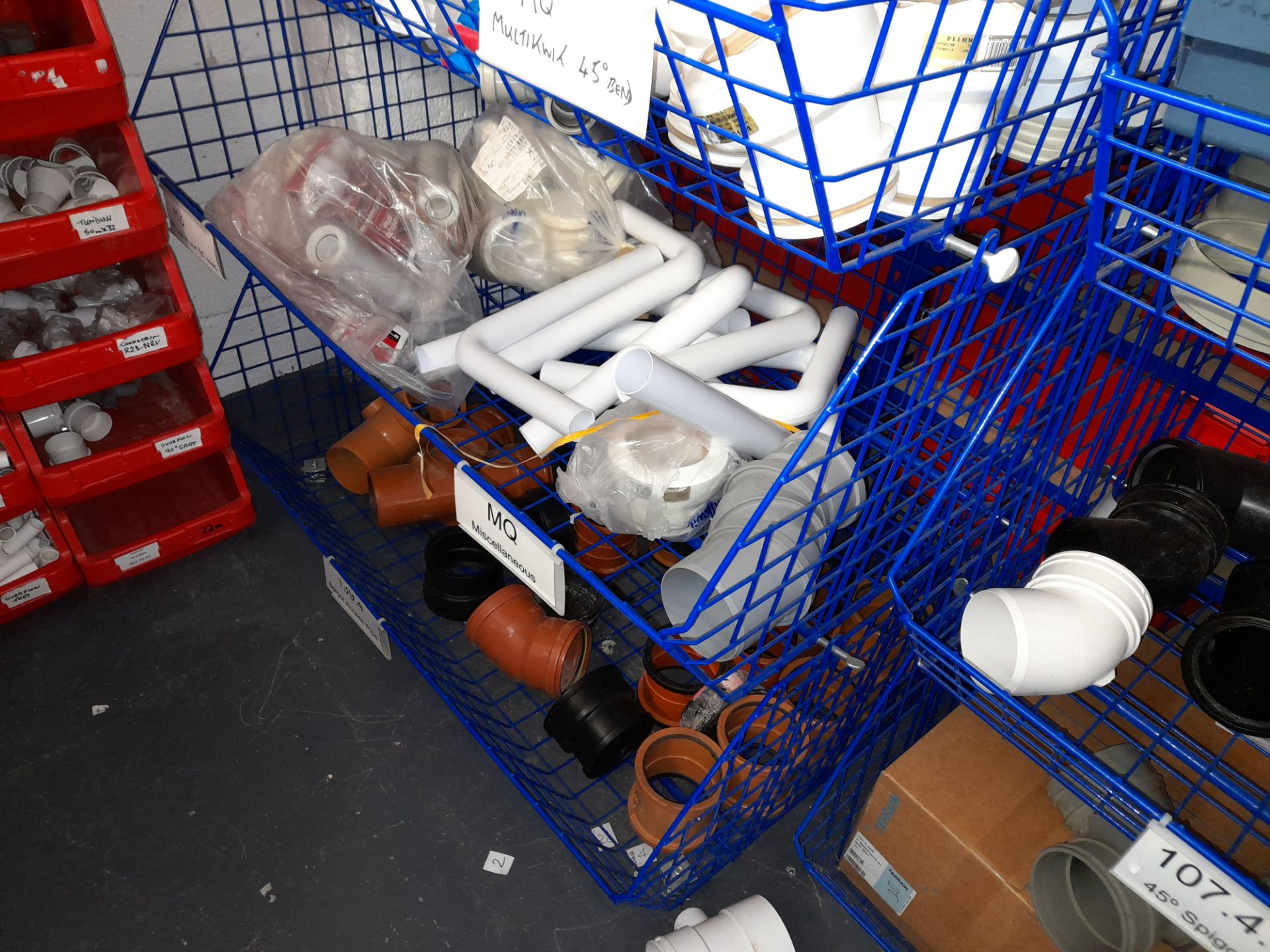 5 x rows of 4 wire baskets & contents to include large quantity of assorted plastic piping - Image 9 of 9
