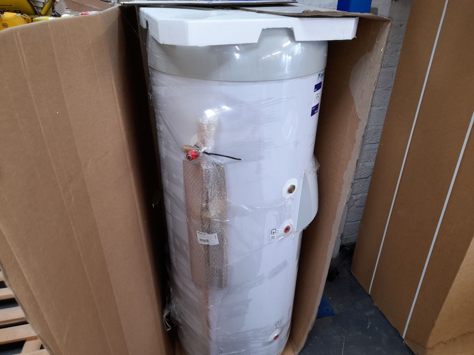 Daikin EKHWSU250D3V3 250Ltr hot water tank, boxed and unused - Image 3 of 3