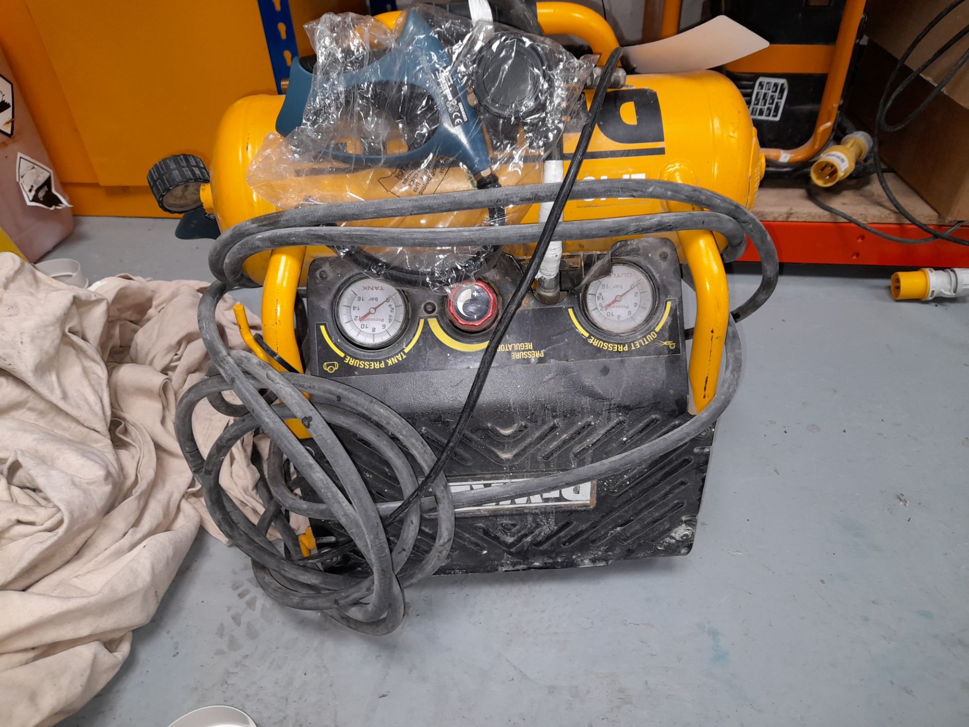 Dewalt LTIV 10Ltr Air Compressor 110v - Image 2 of 2