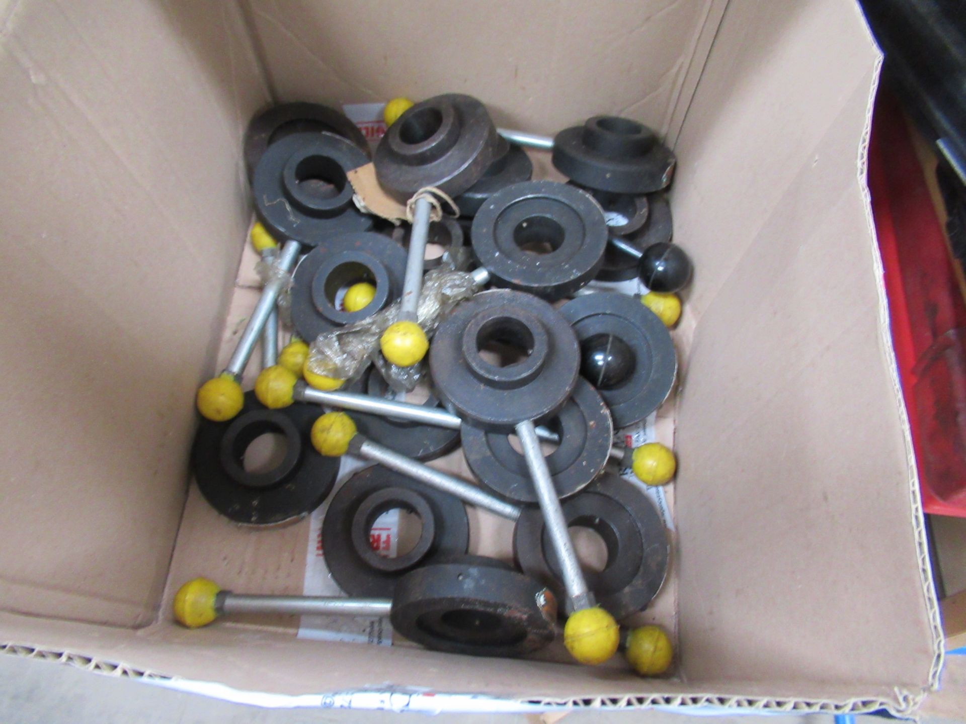 21x Road safety triangles, box of dials and box of machine handles - Image 4 of 4