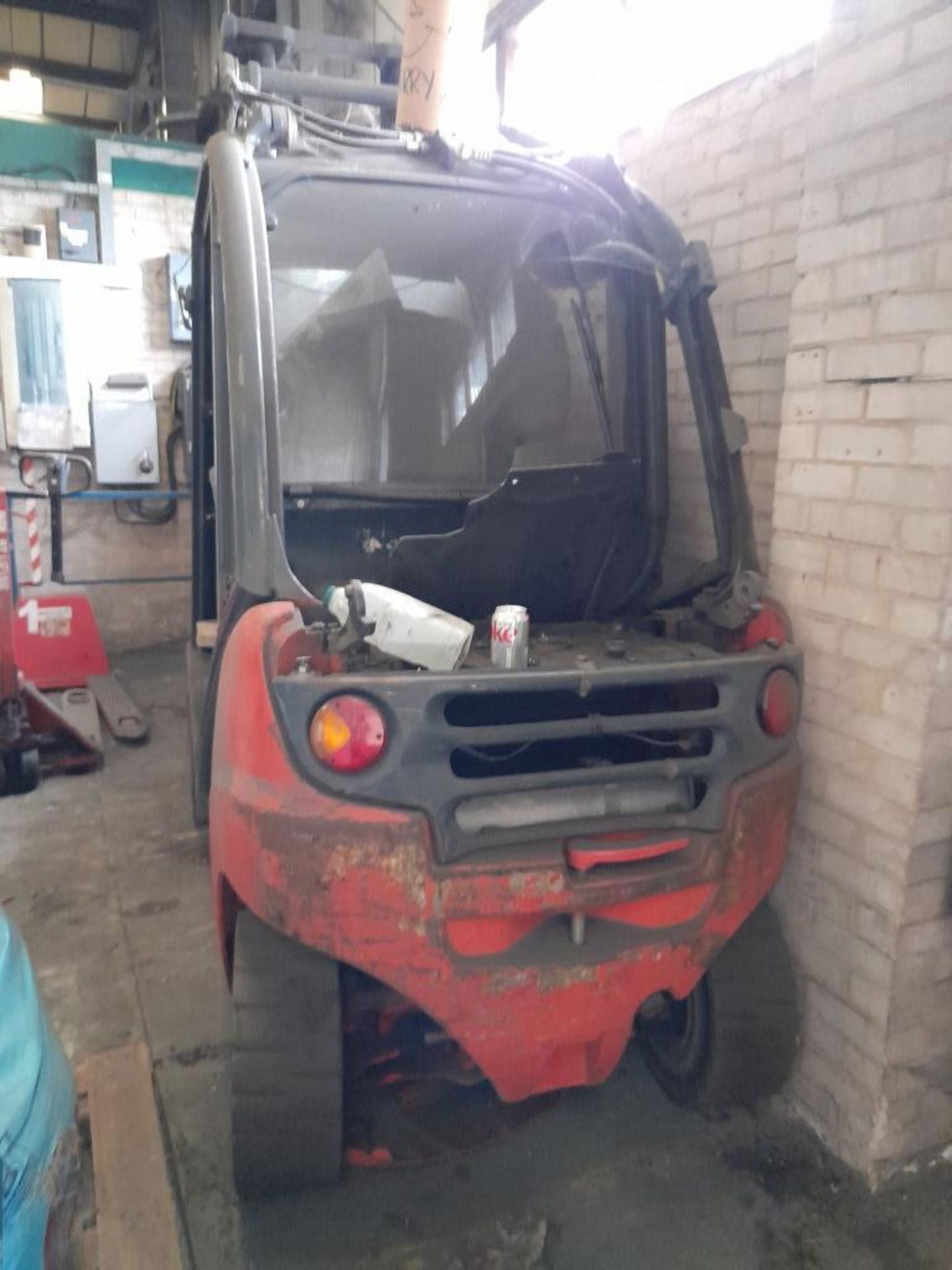 Linde H20 2,000kg gas Forklift Truck, sold as spares and repairs - Image 2 of 3