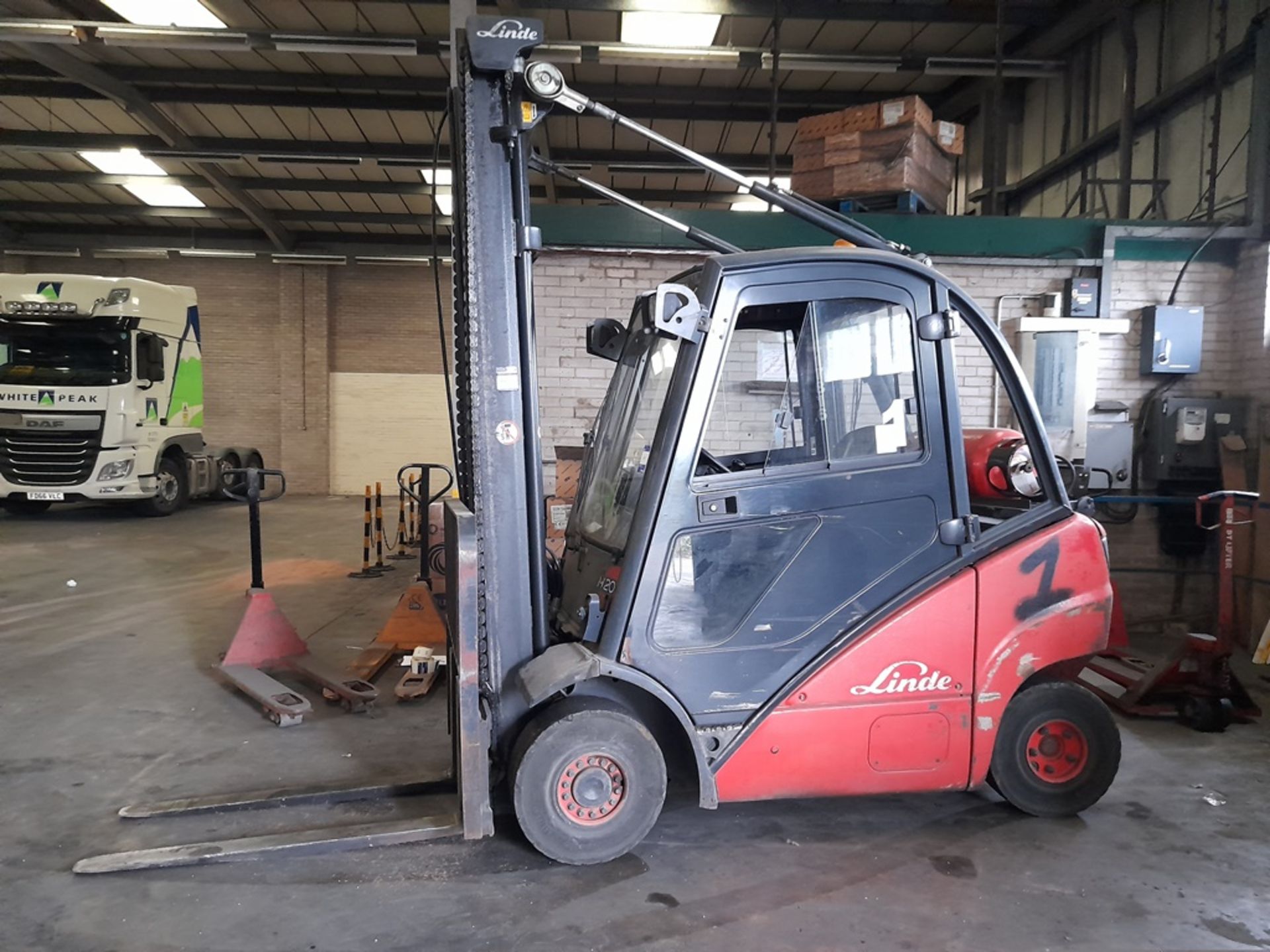 Linde H20 2,000kg gas Forklift Truck, S/N H2X392S03758, year 2005, thorough examination 11/06/22 - Image 2 of 10