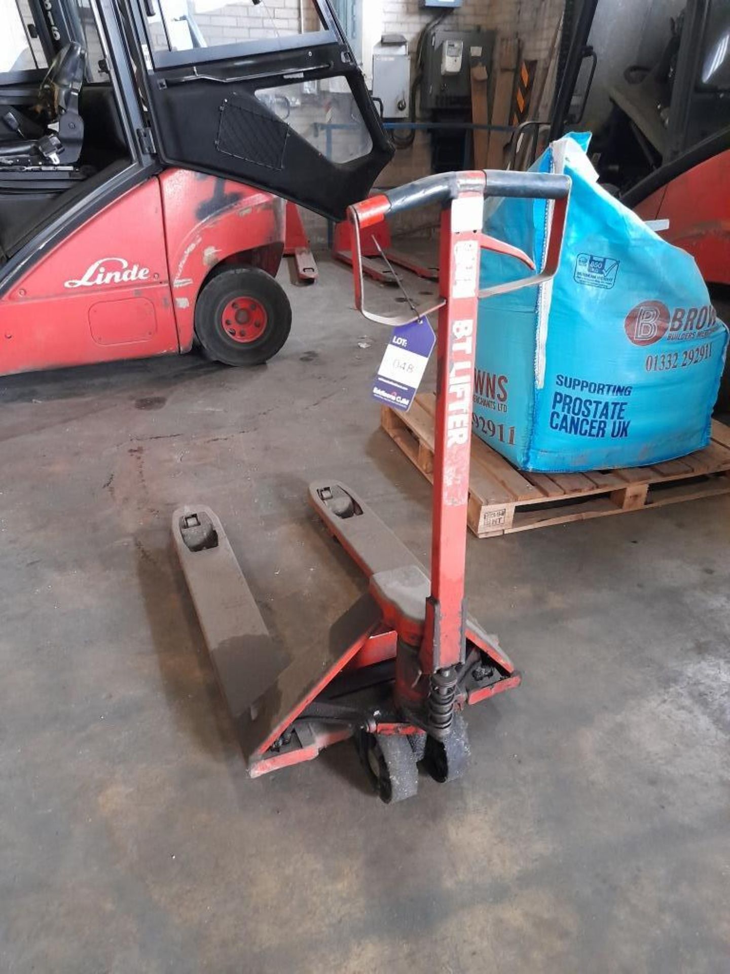 BT Lifter wide pallet truck