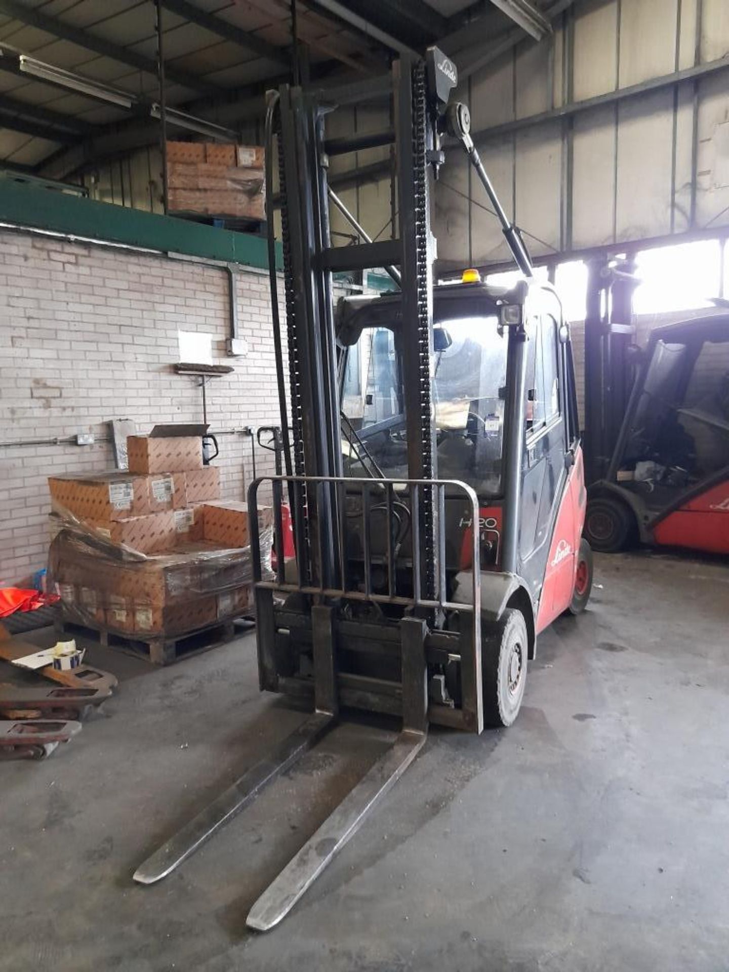 Linde H20 2,000kg gas Forklift Truck, S/N H2X392S03758, year 2005, thorough examination 11/06/22