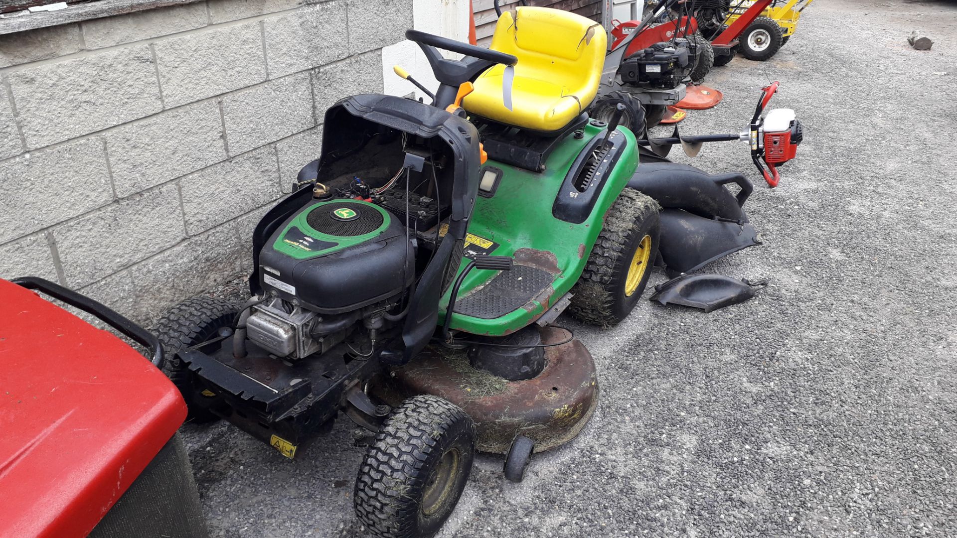 John Deere 100 Series 110B Ride on Mower, Serial Number GX011OB400872 (2009) with Mulcher - Image 4 of 5