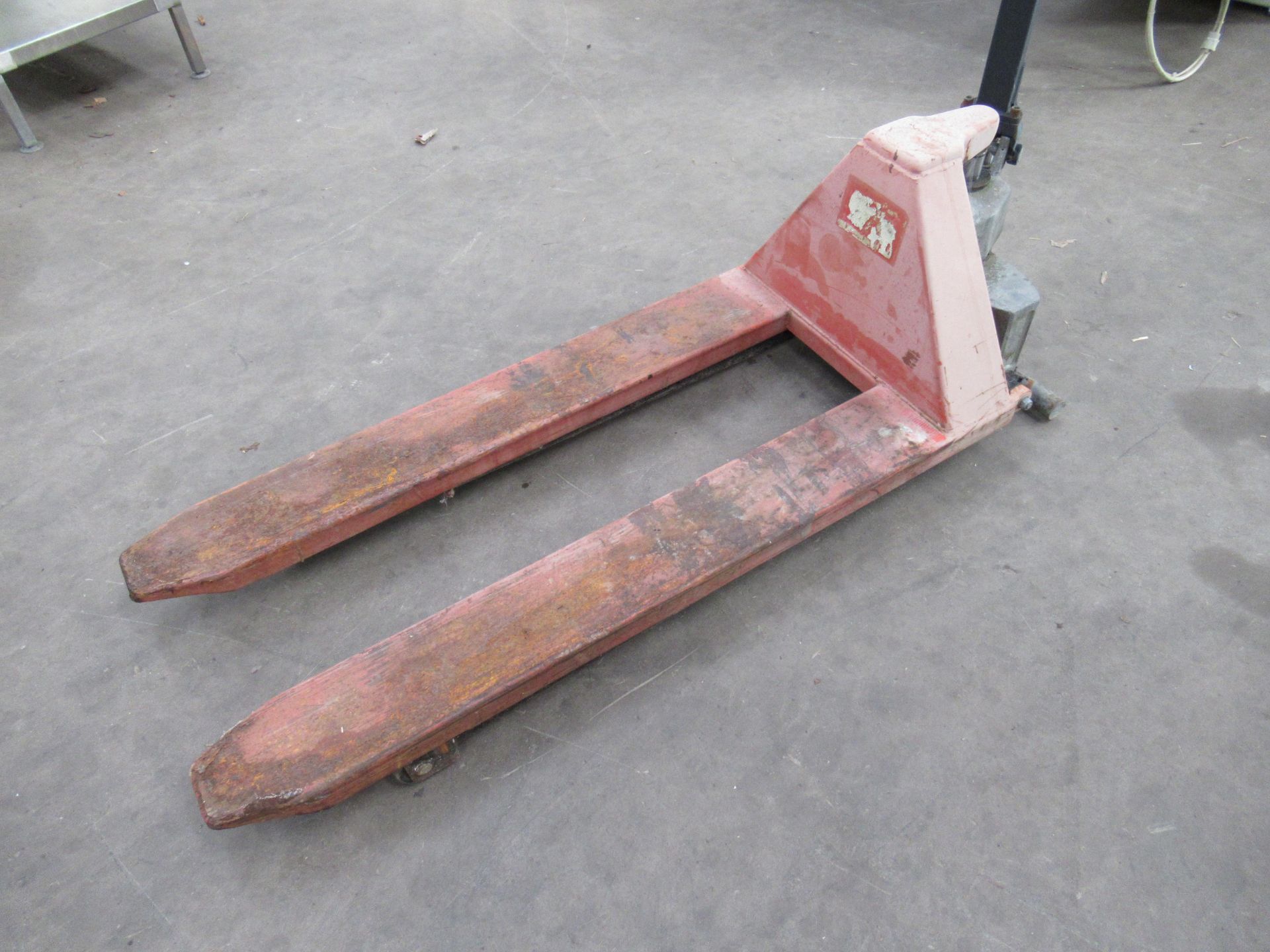 Unbranded pallet truck (capacity unknown) - Image 2 of 4