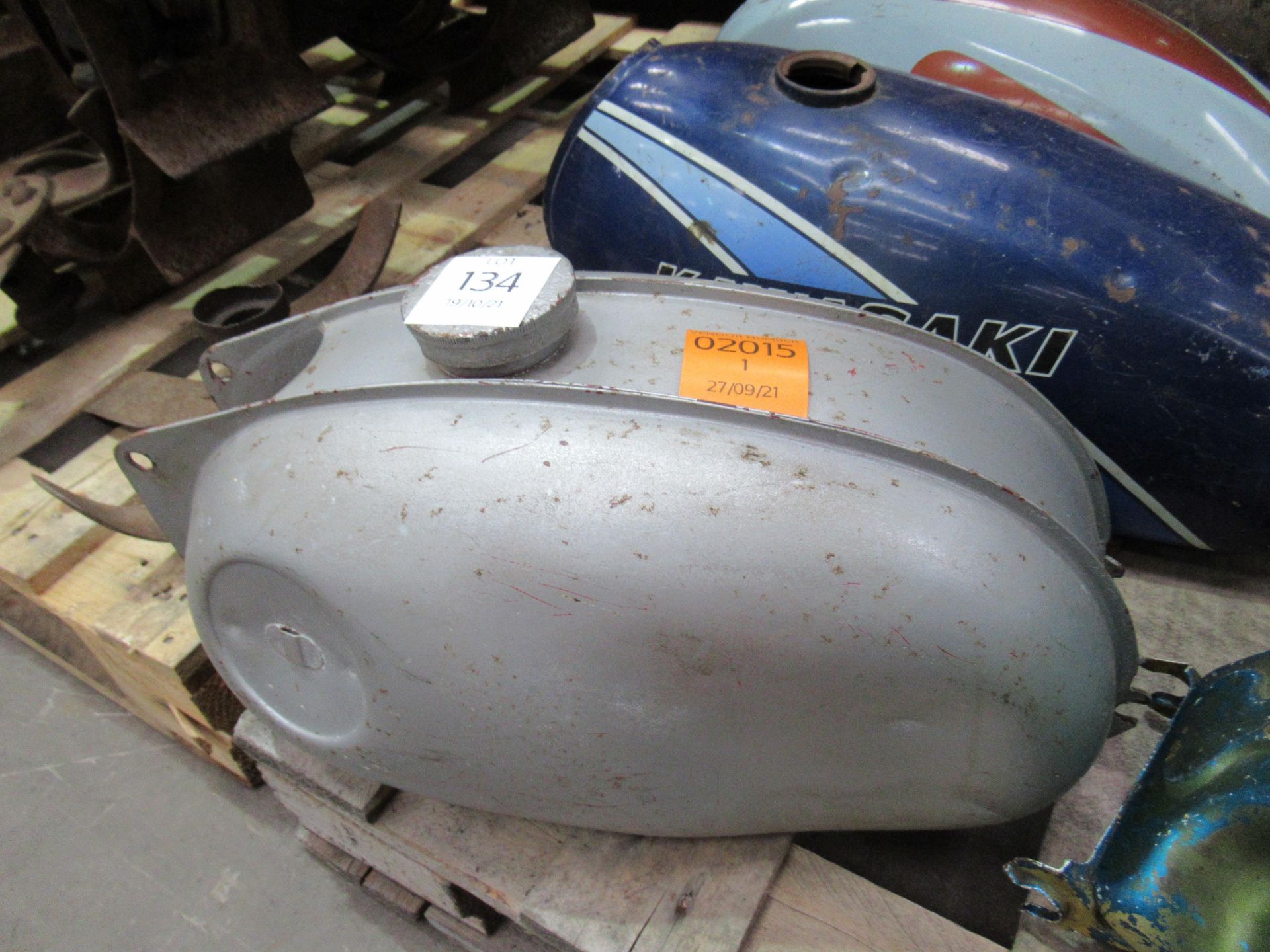 4x fuel tanks for Yamaha, Kawasaki, BSA Bontam and Francis Barnet motorbikes, as well as a Yamaha oi - Image 2 of 6