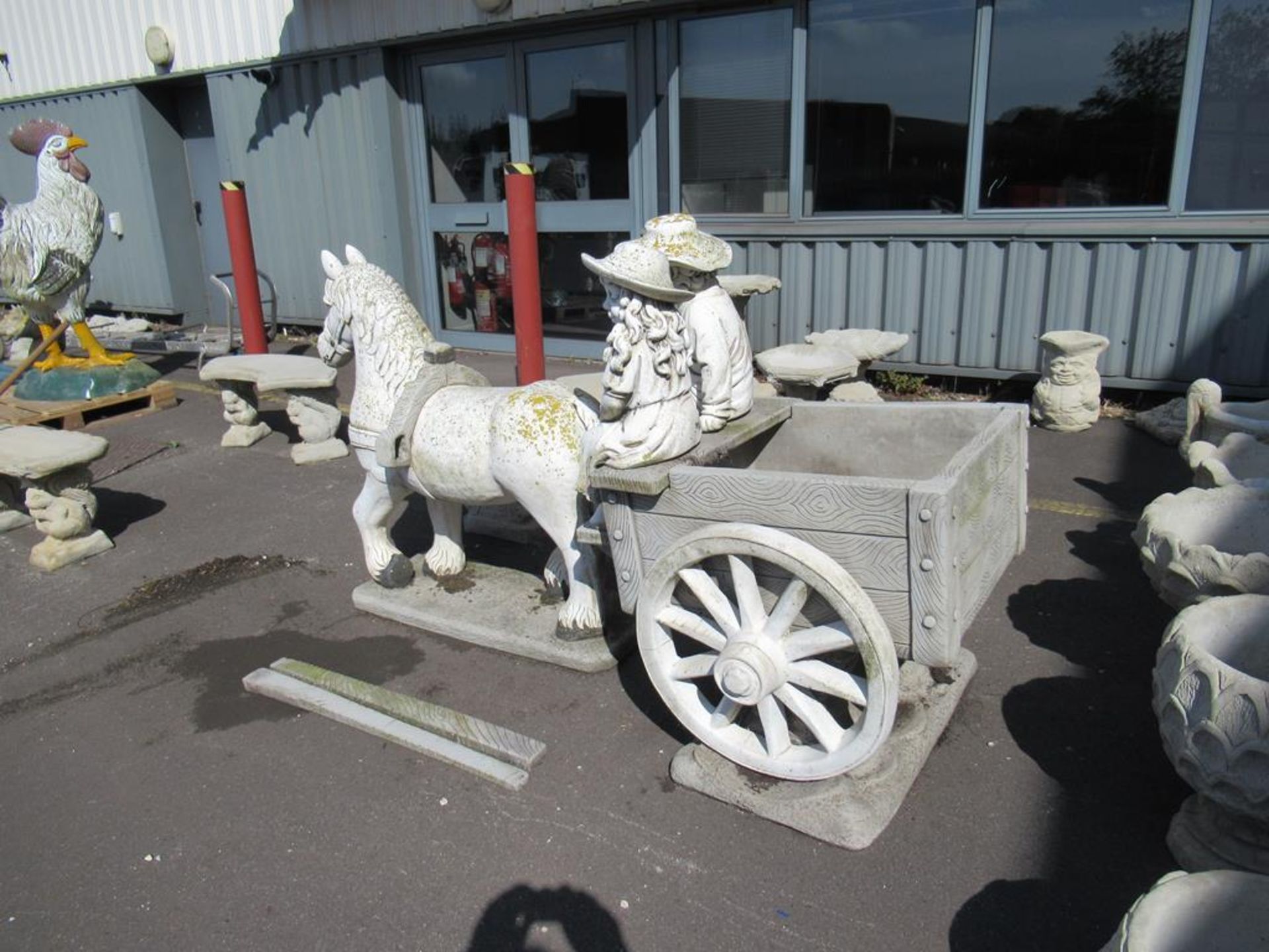 Border stone horse and cart garden ornament - Image 4 of 10