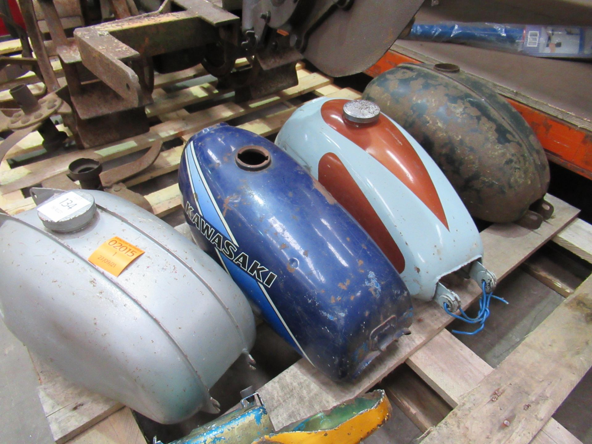 4x fuel tanks for Yamaha, Kawasaki, BSA Bontam and Francis Barnet motorbikes, as well as a Yamaha oi