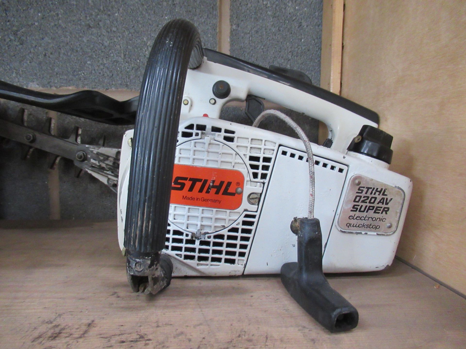 A Stihl 020 AV super hedge cutter s/r and various stone cutter spares - Image 2 of 3