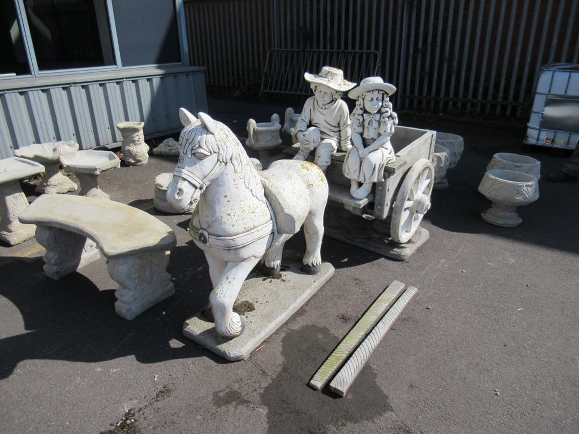 Border stone horse and cart garden ornament - Image 2 of 10