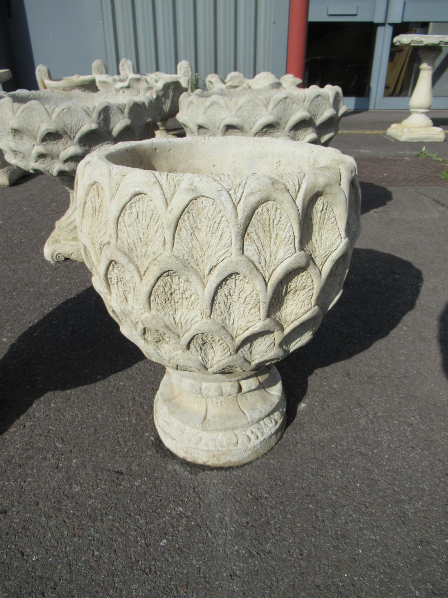 Pair of Pineapple Urn-deep pineapple pattern planter on circular base - Image 2 of 2