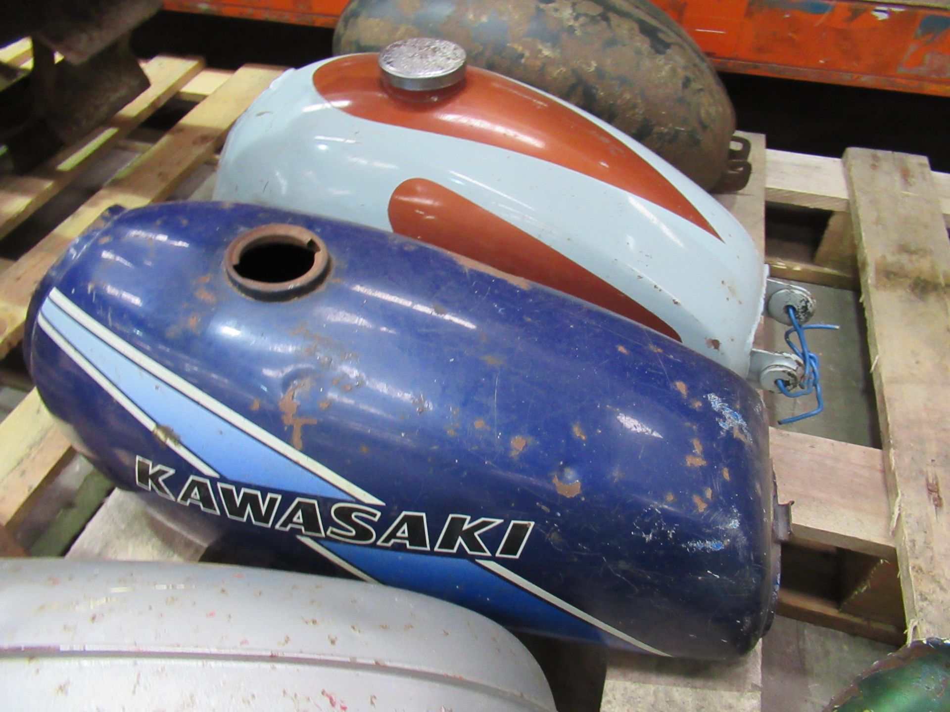 4x fuel tanks for Yamaha, Kawasaki, BSA Bontam and Francis Barnet motorbikes, as well as a Yamaha oi - Image 3 of 6