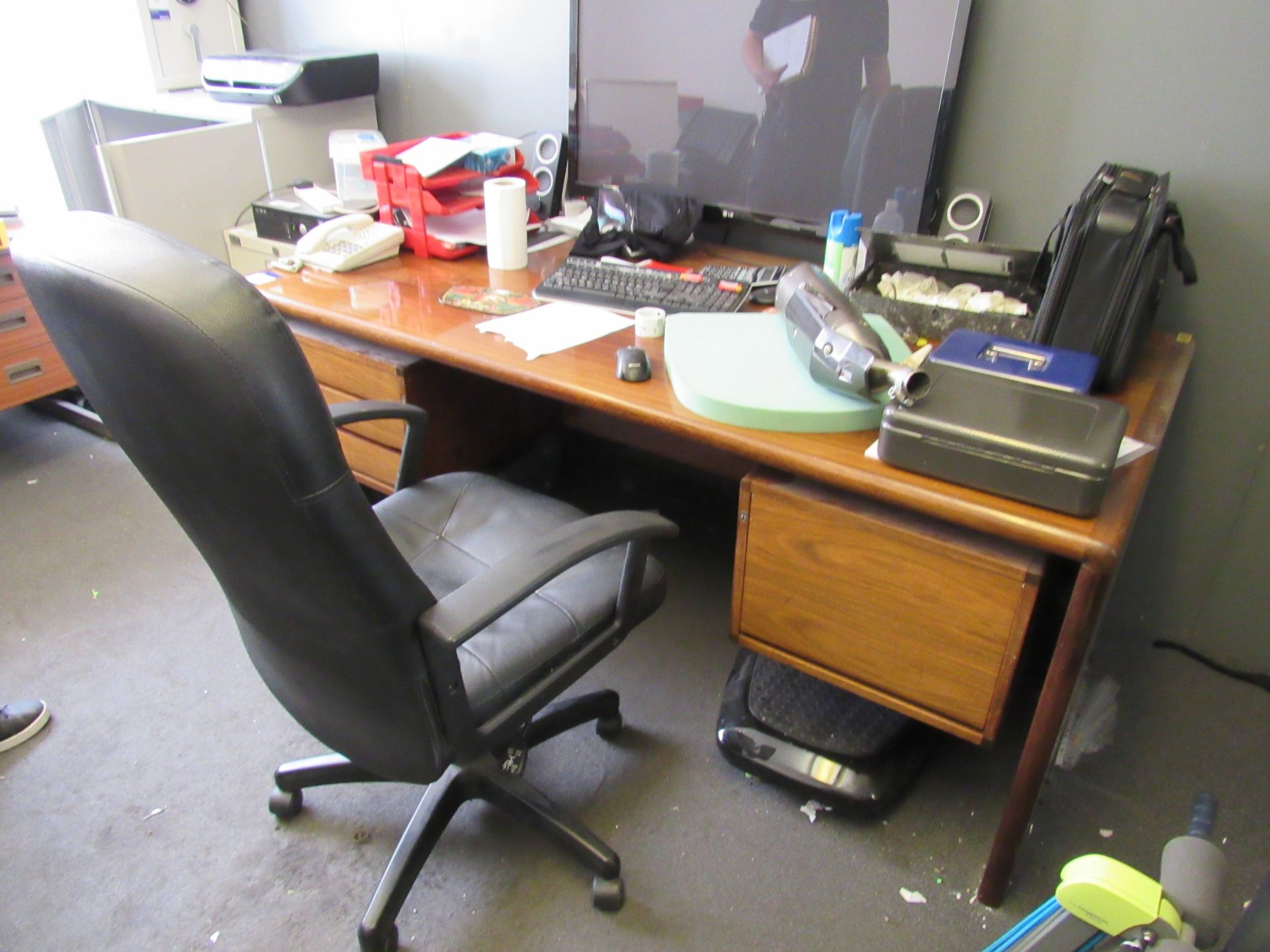 Vintage dark oak effect directors desk, with fixed - Image 2 of 2