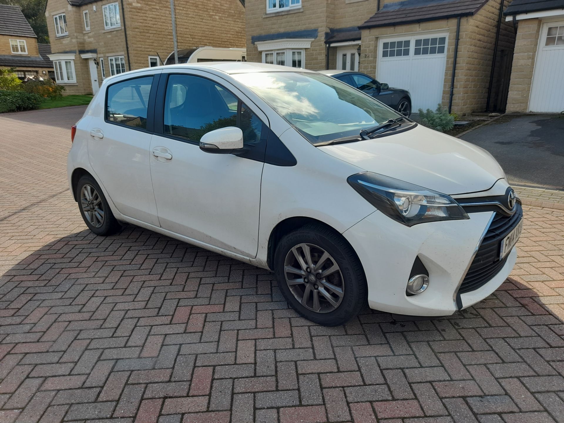 TOYOTA YARIS 1.33 VVT-i Icon 5dr (14-17) hatchback motor vehicle, registration FM14 XKU, first regis - Image 4 of 29