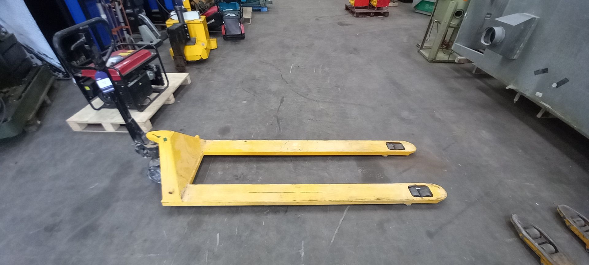 Pallet truck, extra long tine