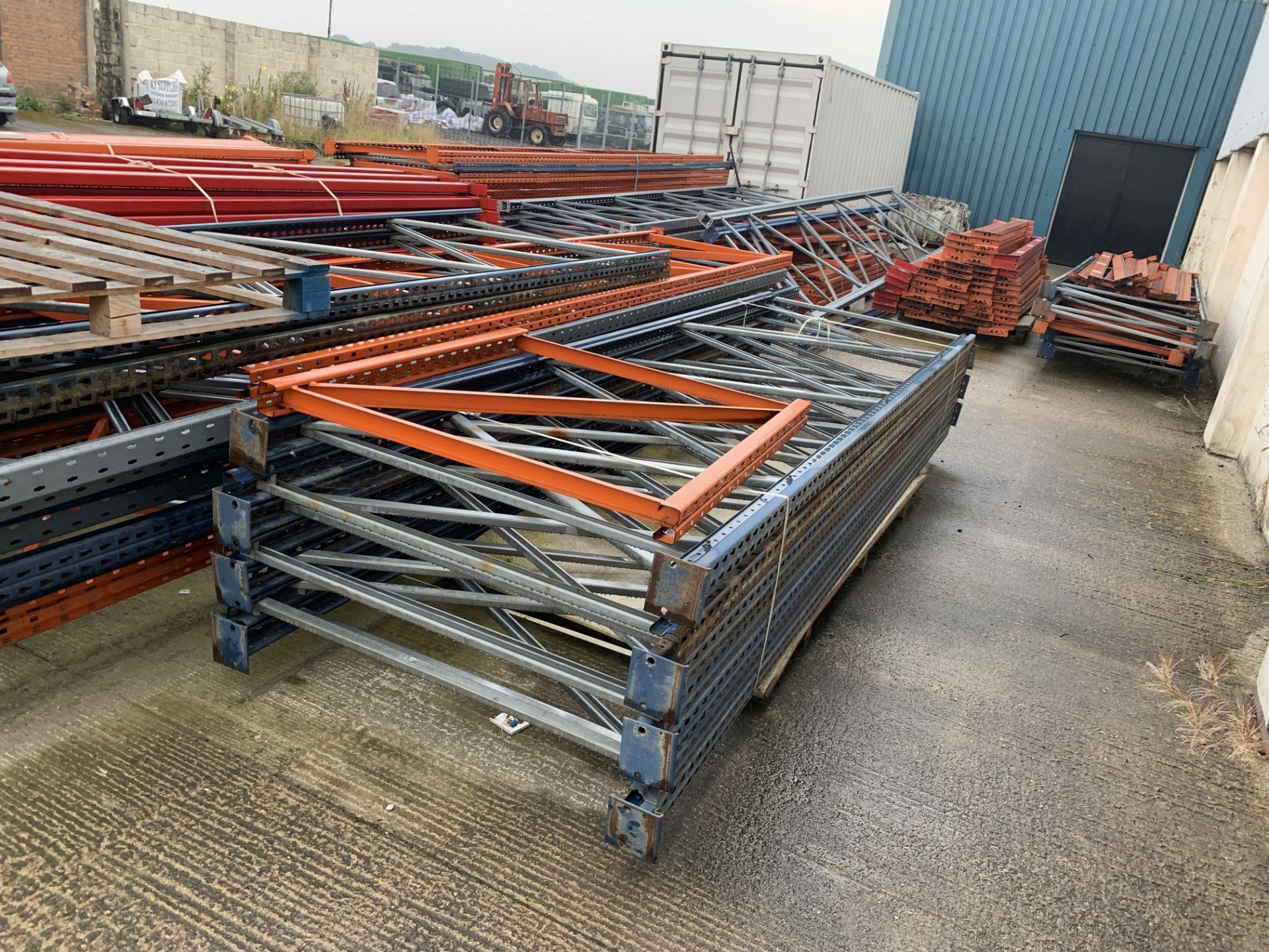 Large quantity of pallet racking comprising 39 End