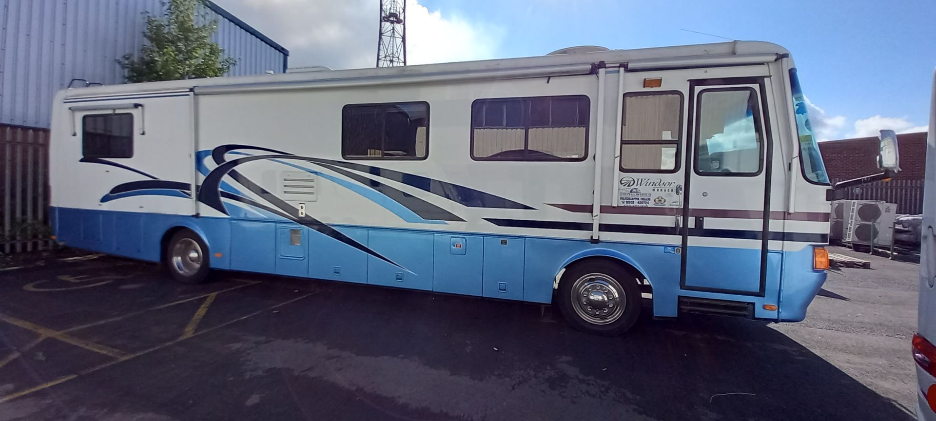 Monaco Windsor American Motorhome, Registration R41 JMV, 38