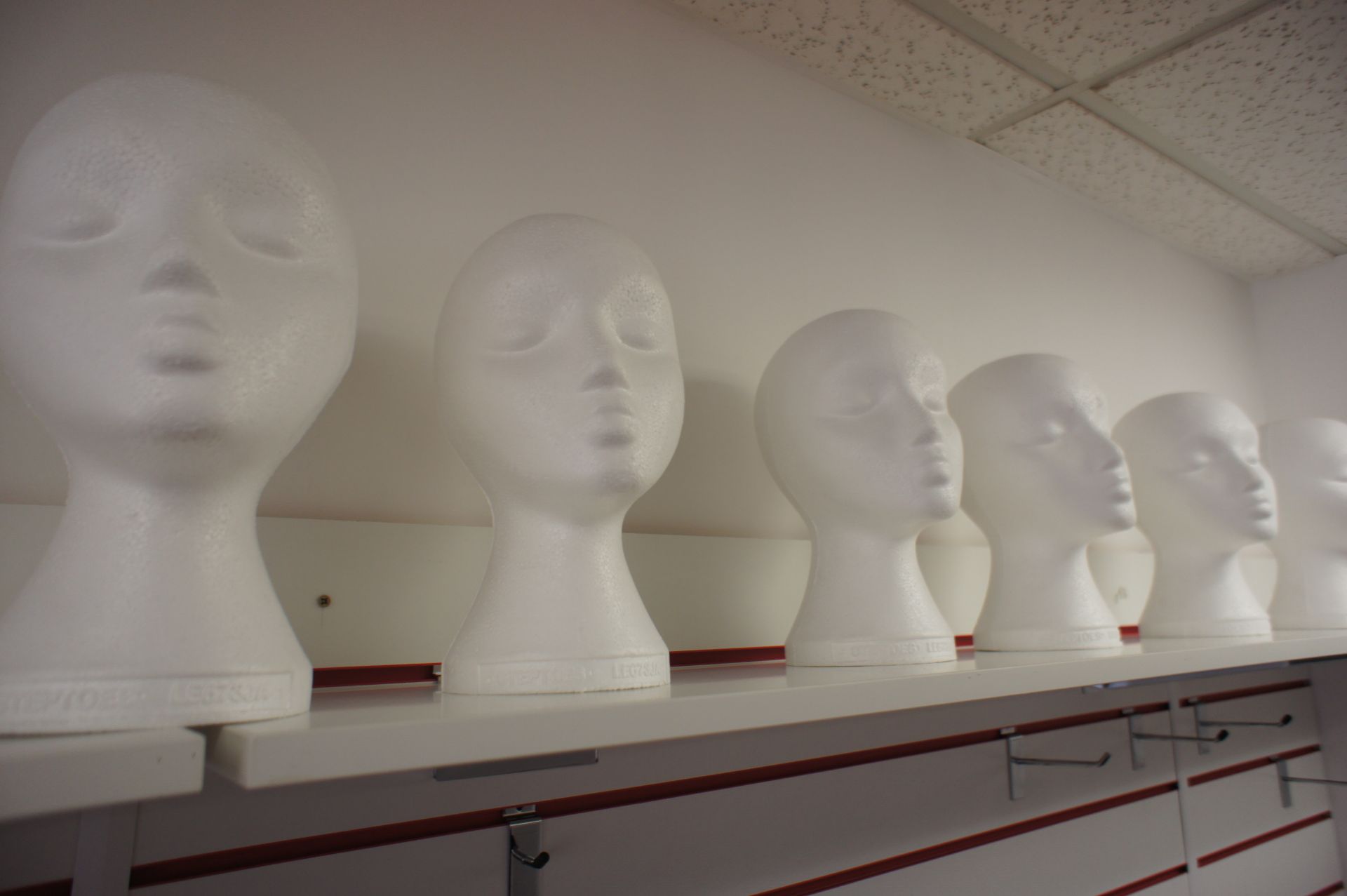 2 x Halloween costumed mannequins, with 18 x polystyrene mannequin heads - Image 2 of 2
