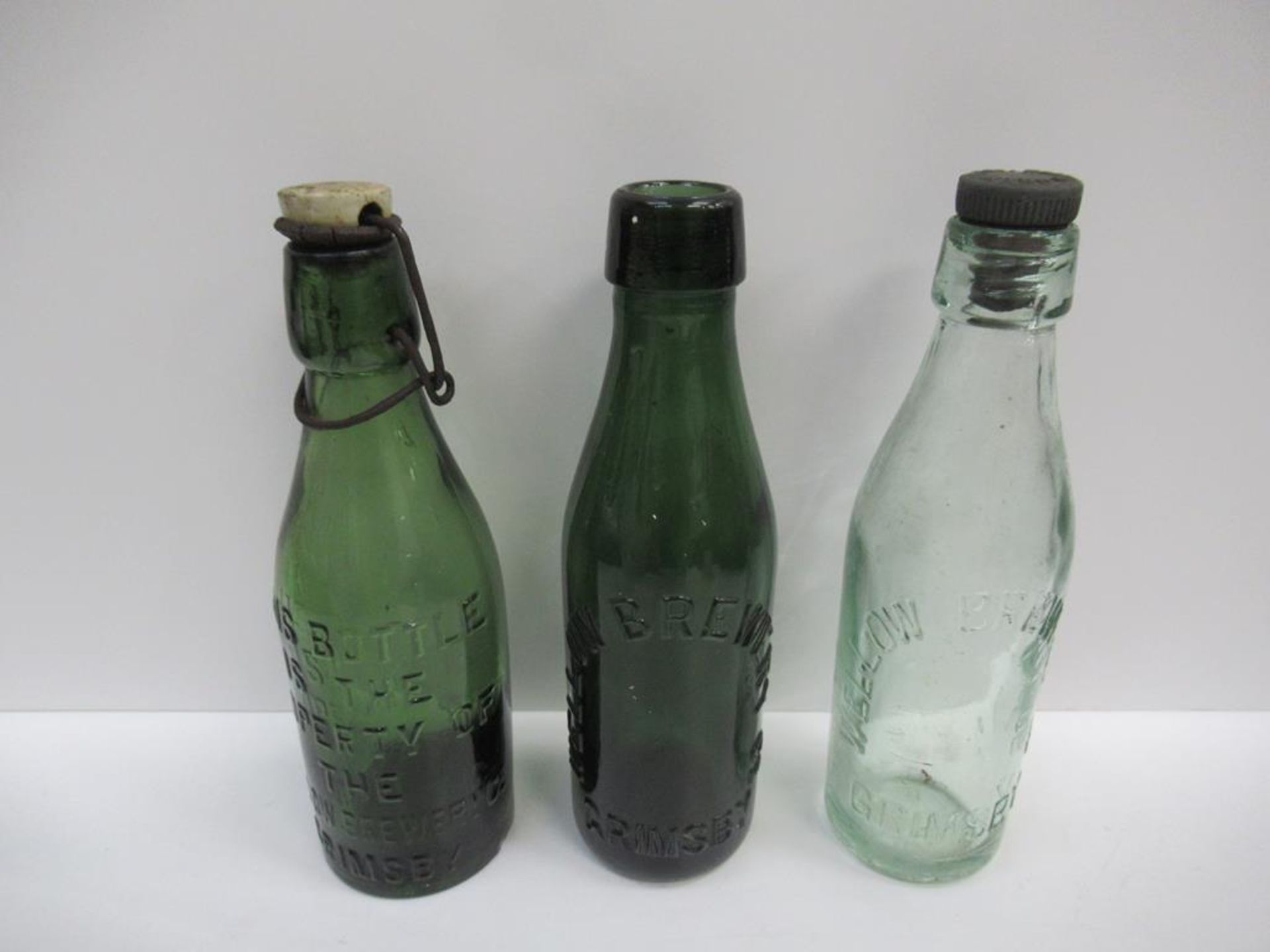 7x Grimsby Wellow Brewery bottles (5x coloured, 3x with matching stoppers) - Image 18 of 29