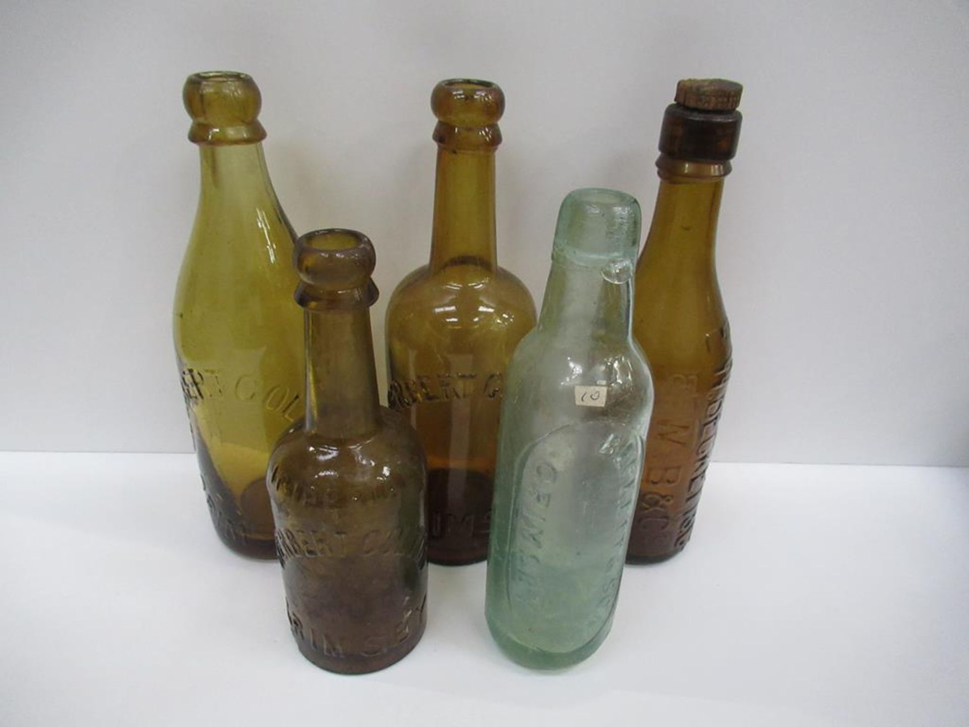 5x Grimsby Herbert Coulton (3) E.W Beckett & Co (1) and Beckett & Sons (1) bottles (4x coloured)