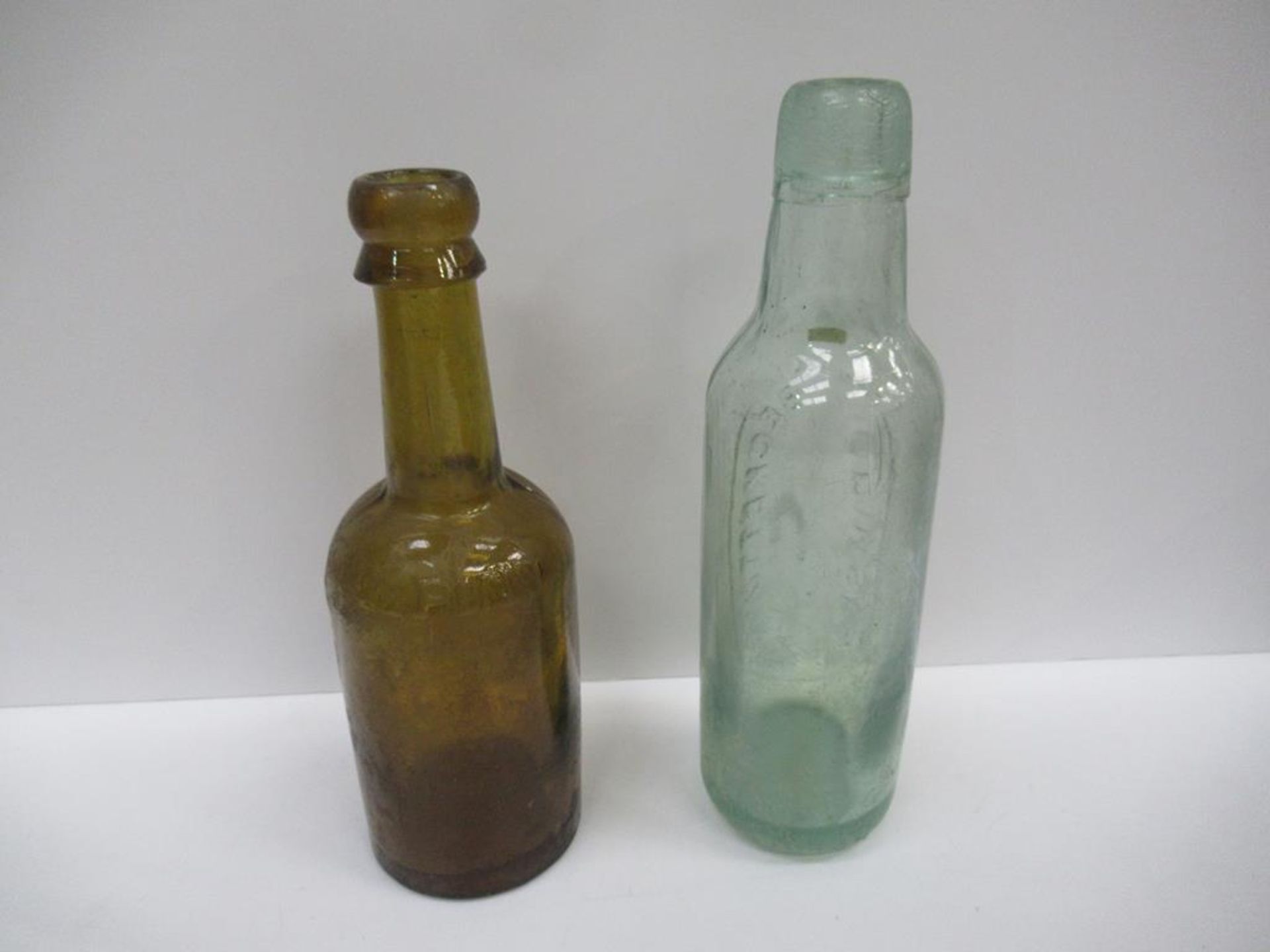 5x Grimsby Herbert Coulton (3) E.W Beckett & Co (1) and Beckett & Sons (1) bottles (4x coloured) - Image 15 of 20