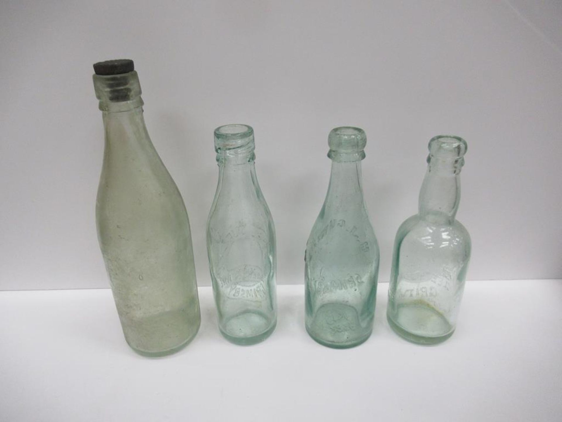 4x Grimsby Central Supply Co (2), Warwicks Cash Stores (1) and H.J. Curry bottles - Image 3 of 13