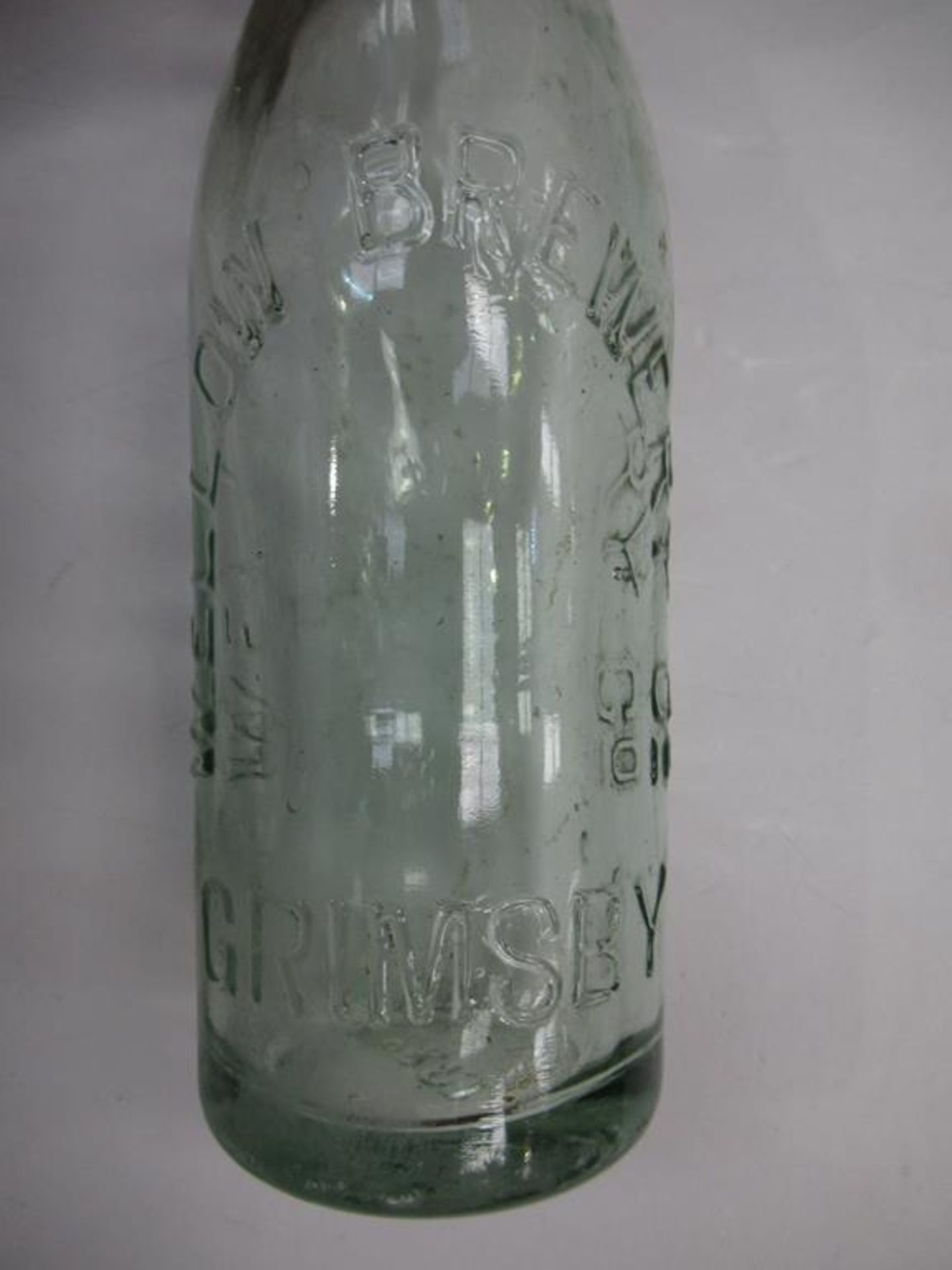 7x Grimsby Wellow Brewery bottles (5x coloured, 3x with matching stoppers) - Image 23 of 29