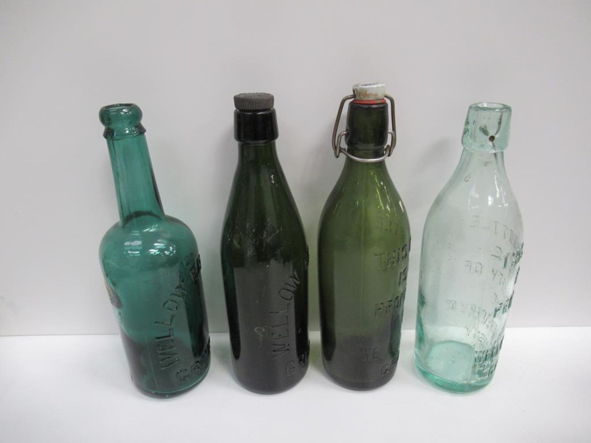 7x Grimsby Wellow Brewery bottles (5x coloured, 3x with matching stoppers) - Image 3 of 29