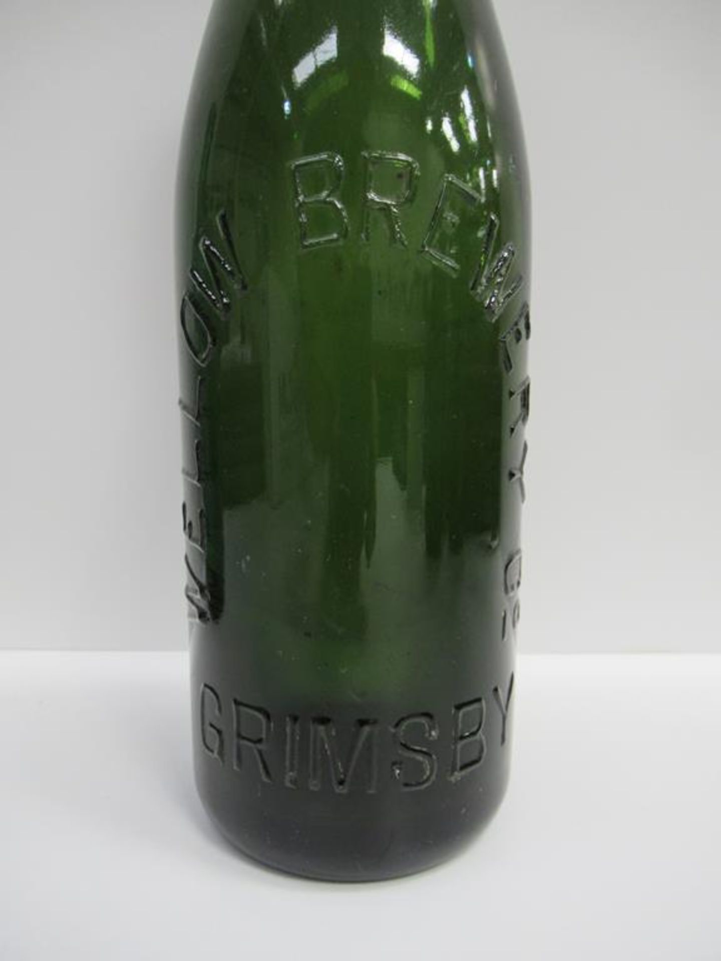 7x Grimsby Wellow Brewery bottles (5x coloured, 3x with matching stoppers) - Image 13 of 29