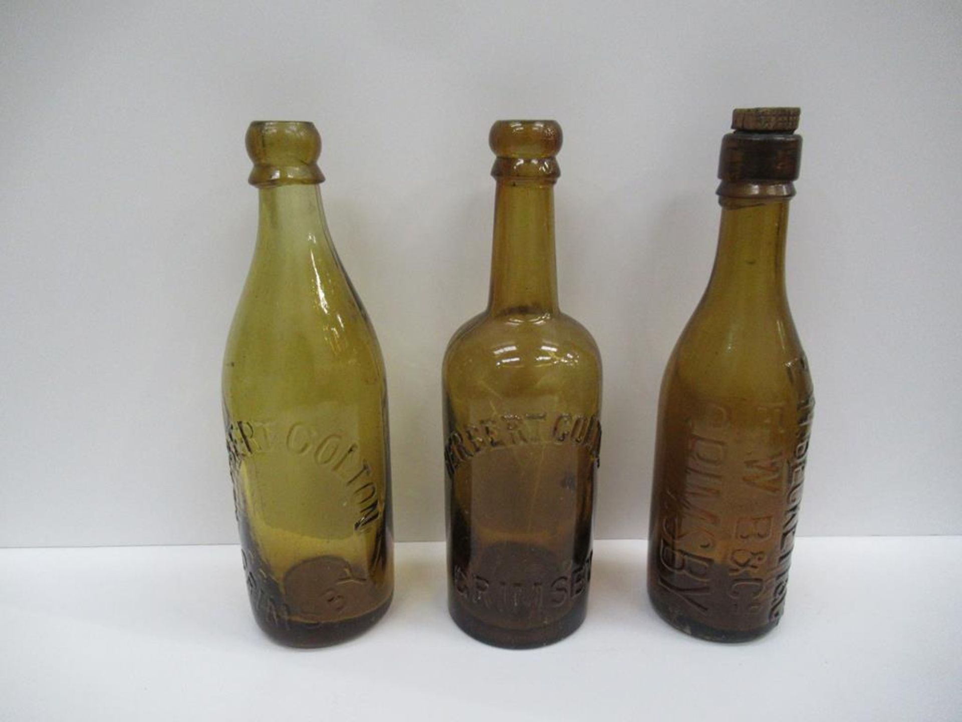 5x Grimsby Herbert Coulton (3) E.W Beckett & Co (1) and Beckett & Sons (1) bottles (4x coloured) - Image 2 of 20