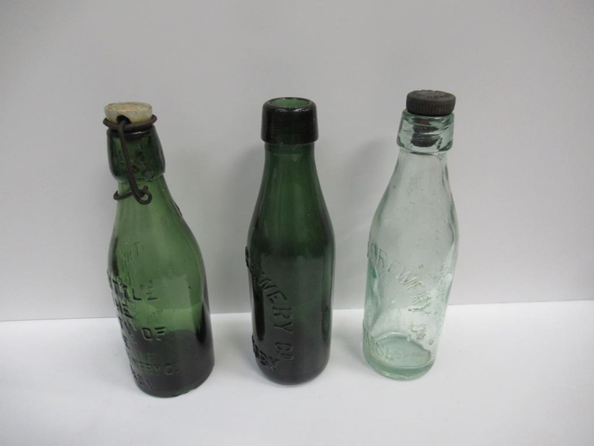 7x Grimsby Wellow Brewery bottles (5x coloured, 3x with matching stoppers) - Image 21 of 29