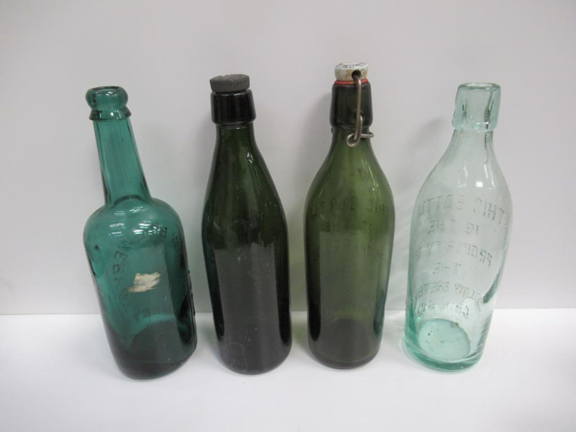 7x Grimsby Wellow Brewery bottles (5x coloured, 3x with matching stoppers) - Image 4 of 29