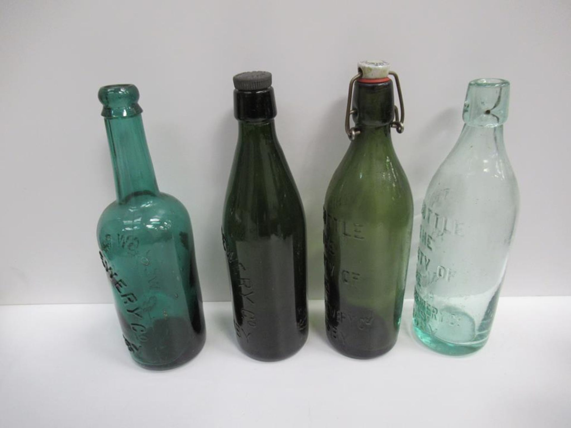 7x Grimsby Wellow Brewery bottles (5x coloured, 3x with matching stoppers) - Image 5 of 29