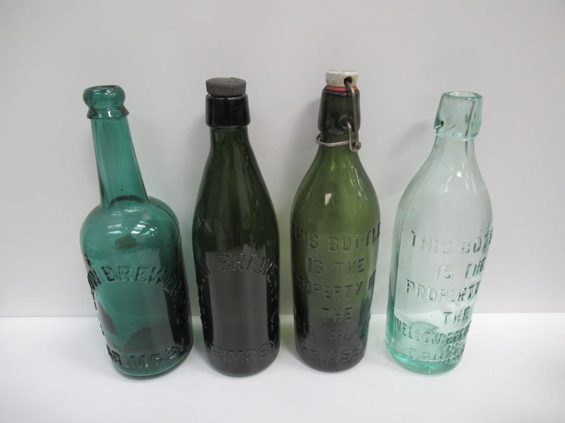 7x Grimsby Wellow Brewery bottles (5x coloured, 3x with matching stoppers) - Image 2 of 29