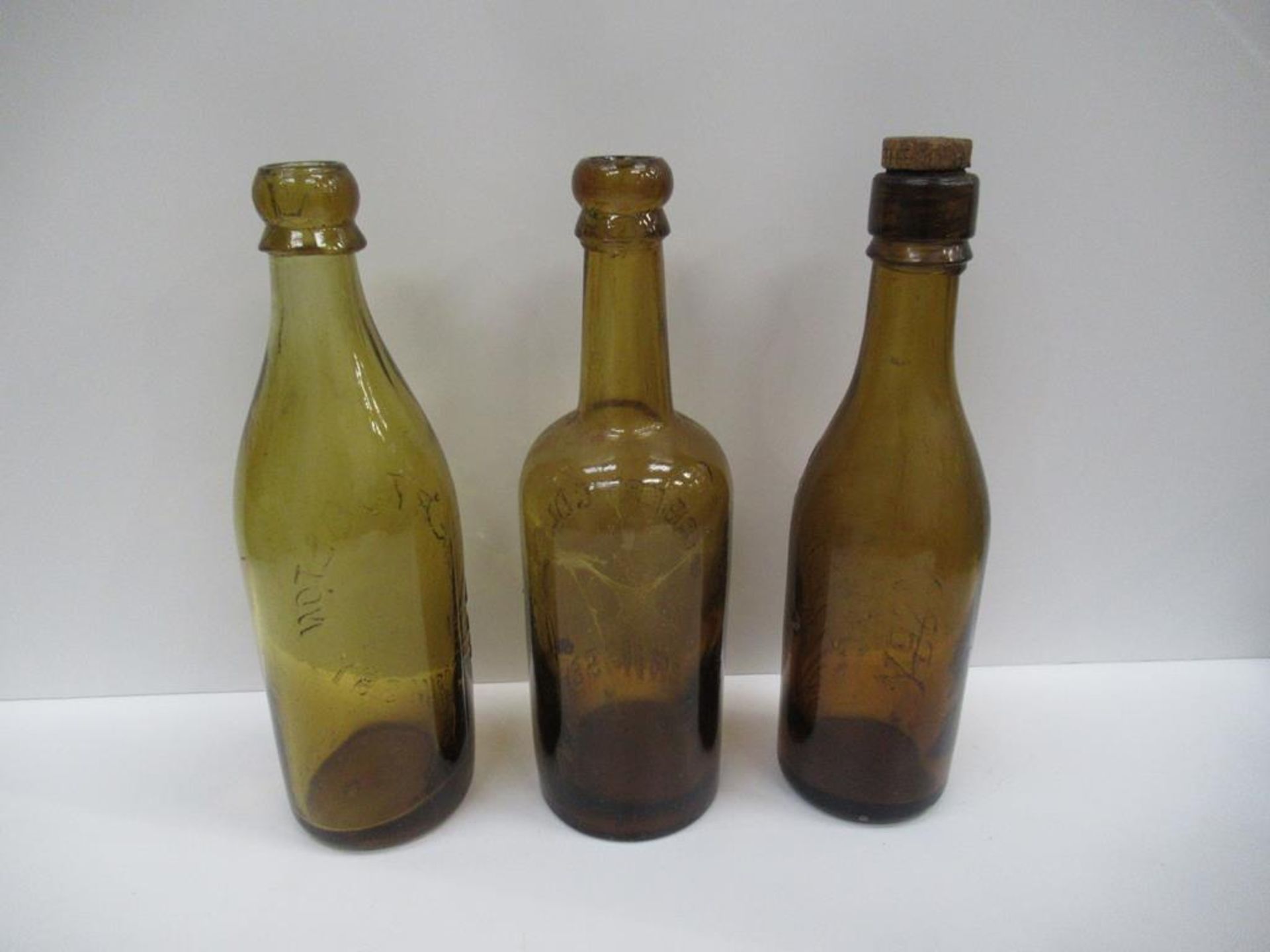 5x Grimsby Herbert Coulton (3) E.W Beckett & Co (1) and Beckett & Sons (1) bottles (4x coloured) - Image 4 of 20