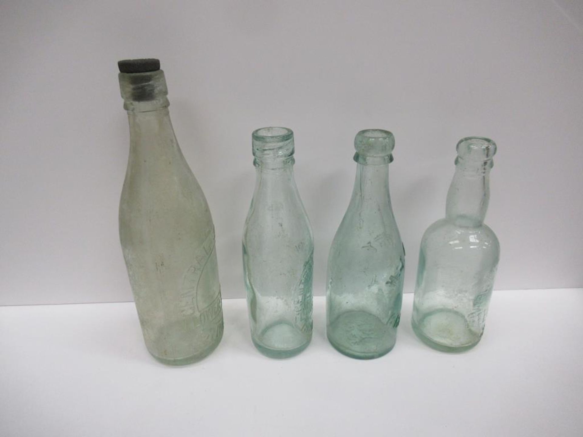 4x Grimsby Central Supply Co (2), Warwicks Cash Stores (1) and H.J. Curry bottles - Image 2 of 13