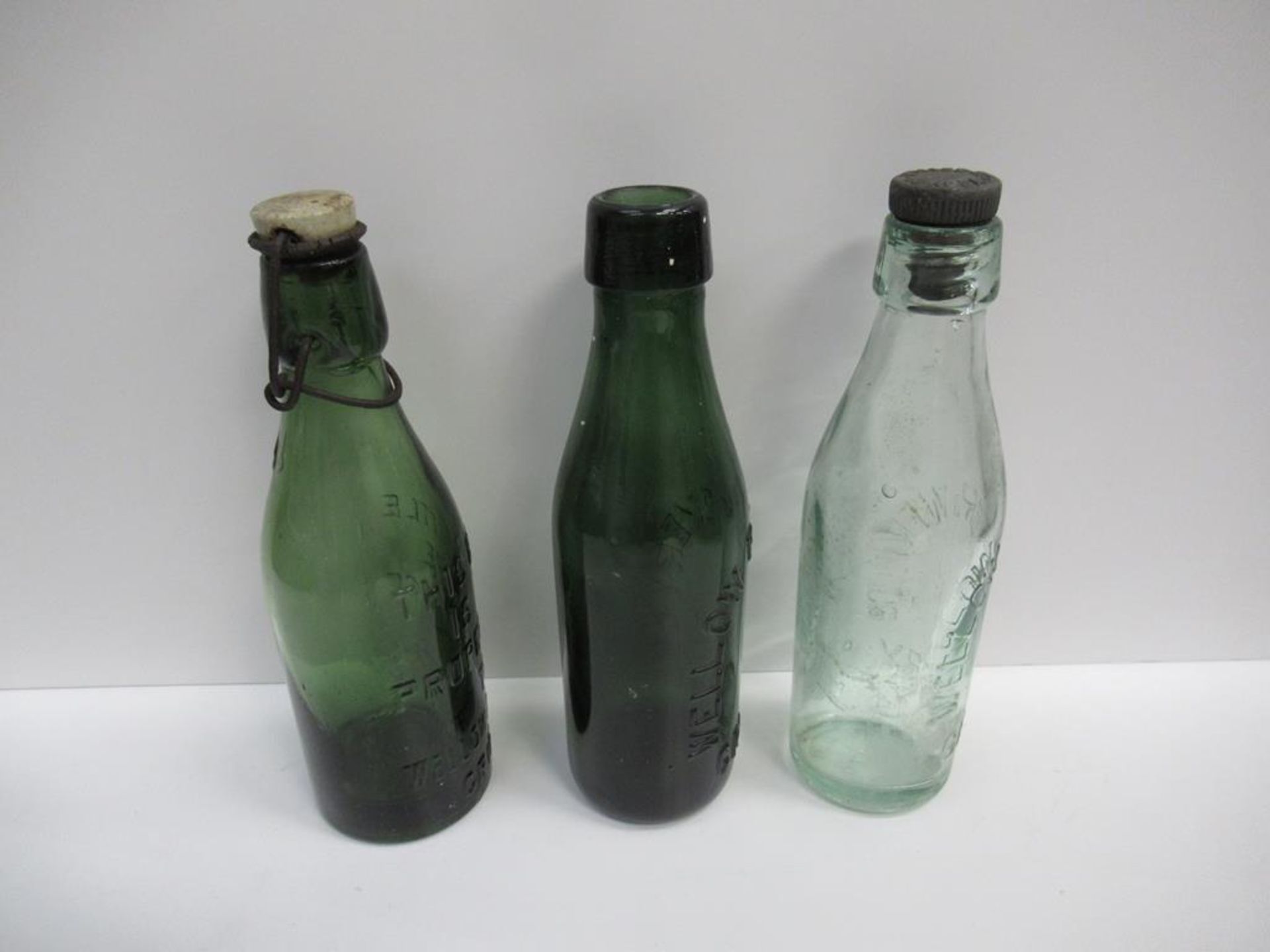 7x Grimsby Wellow Brewery bottles (5x coloured, 3x with matching stoppers) - Image 19 of 29