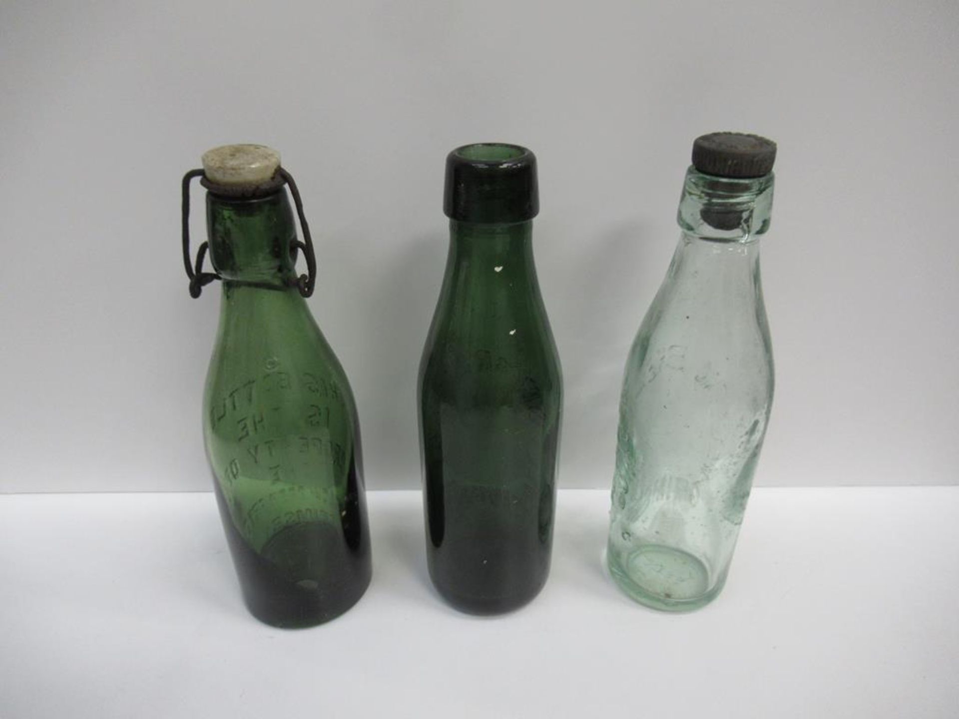 7x Grimsby Wellow Brewery bottles (5x coloured, 3x with matching stoppers) - Image 20 of 29