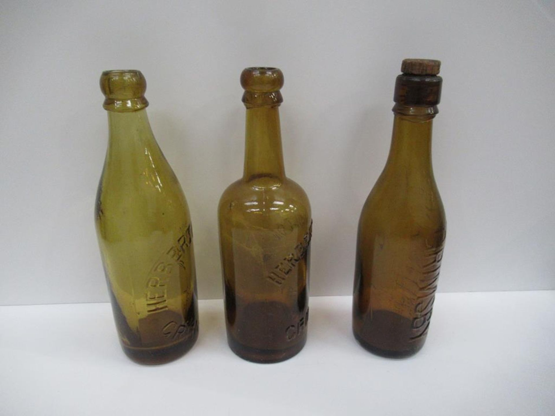 5x Grimsby Herbert Coulton (3) E.W Beckett & Co (1) and Beckett & Sons (1) bottles (4x coloured) - Image 3 of 20