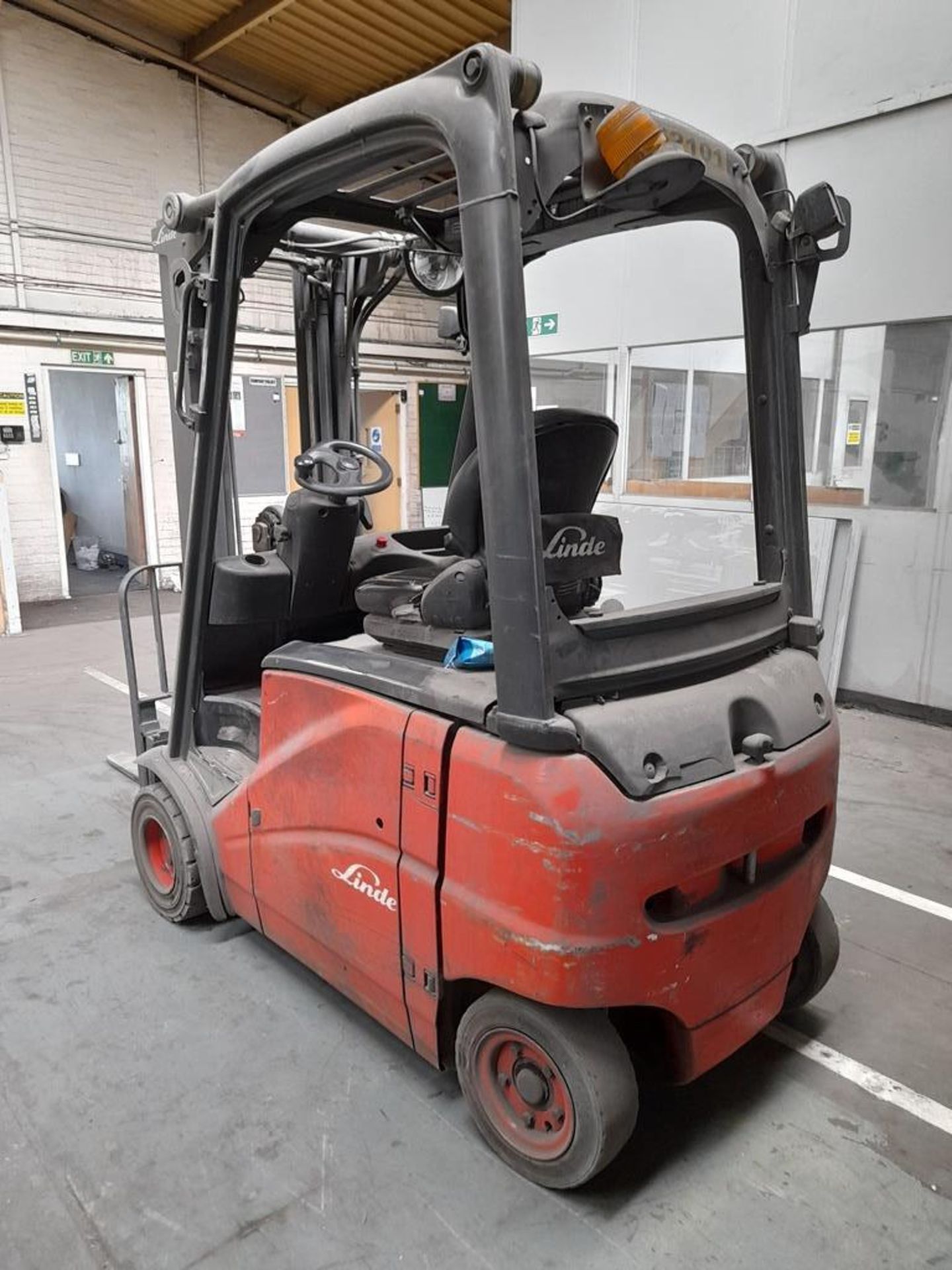 Linde E20PH-01 electric forklift truck, year 2012, s/no. H2X386c01332, rated capacity 2000kg, - Image 6 of 11