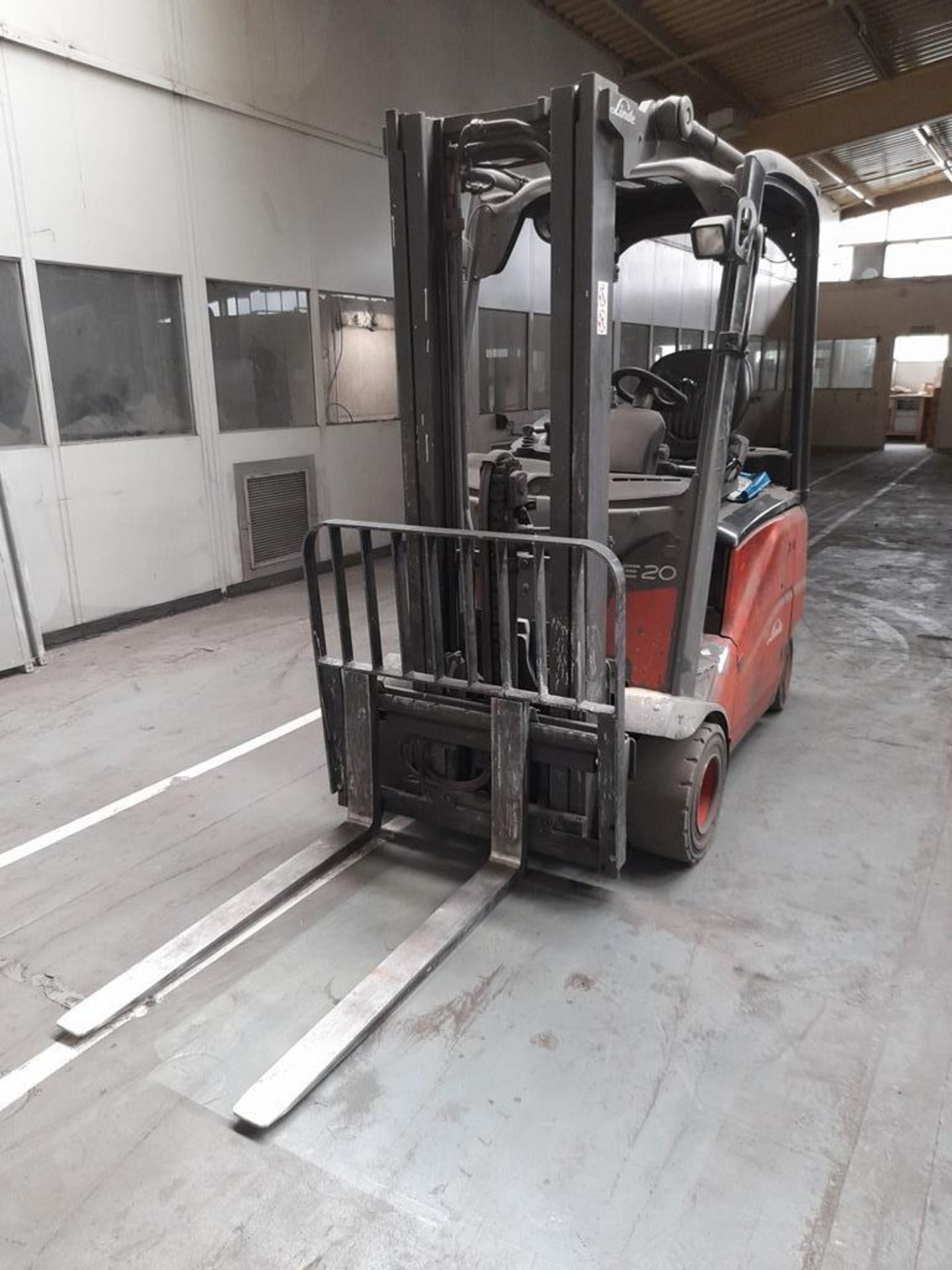 Linde E20PH-01 electric forklift truck, year 2012, s/no. H2X386c01332, rated capacity 2000kg, - Image 2 of 11