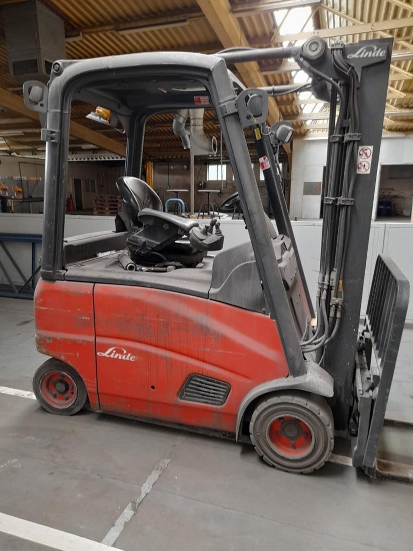 Linde E20PH-01 electric forklift truck, year 2012, s/no. H2X386c01332, rated capacity 2000kg, - Image 4 of 11