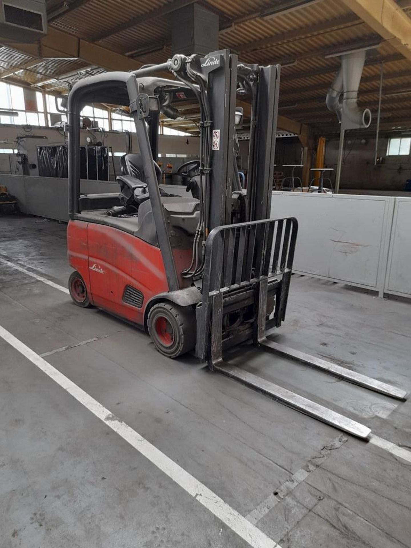 Linde E20PH-01 electric forklift truck, year 2012, s/no. H2X386c01332, rated capacity 2000kg, - Image 3 of 11