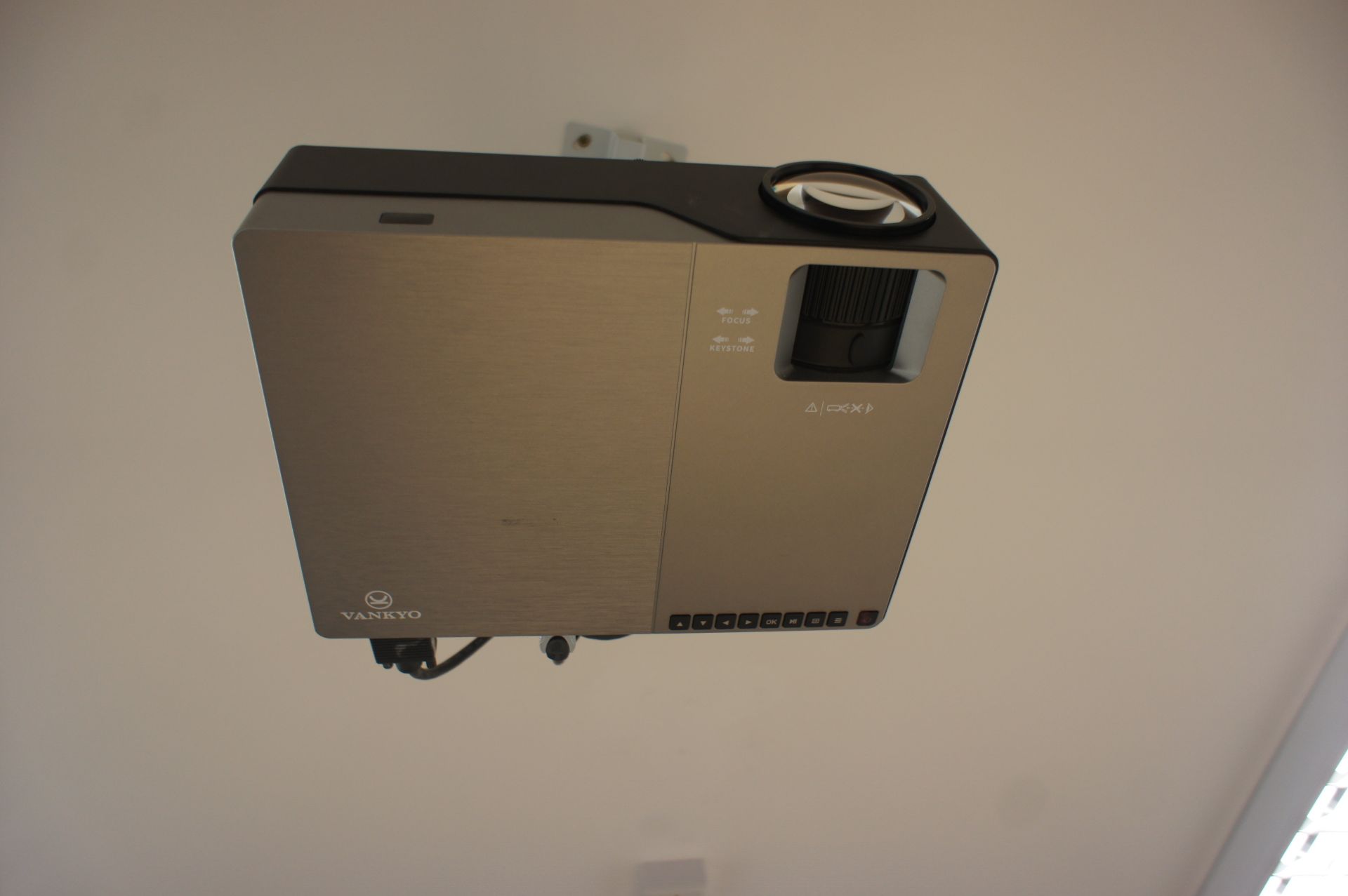 Vankyo Performance V600 Ceiling Mounted Projector - Image 2 of 5