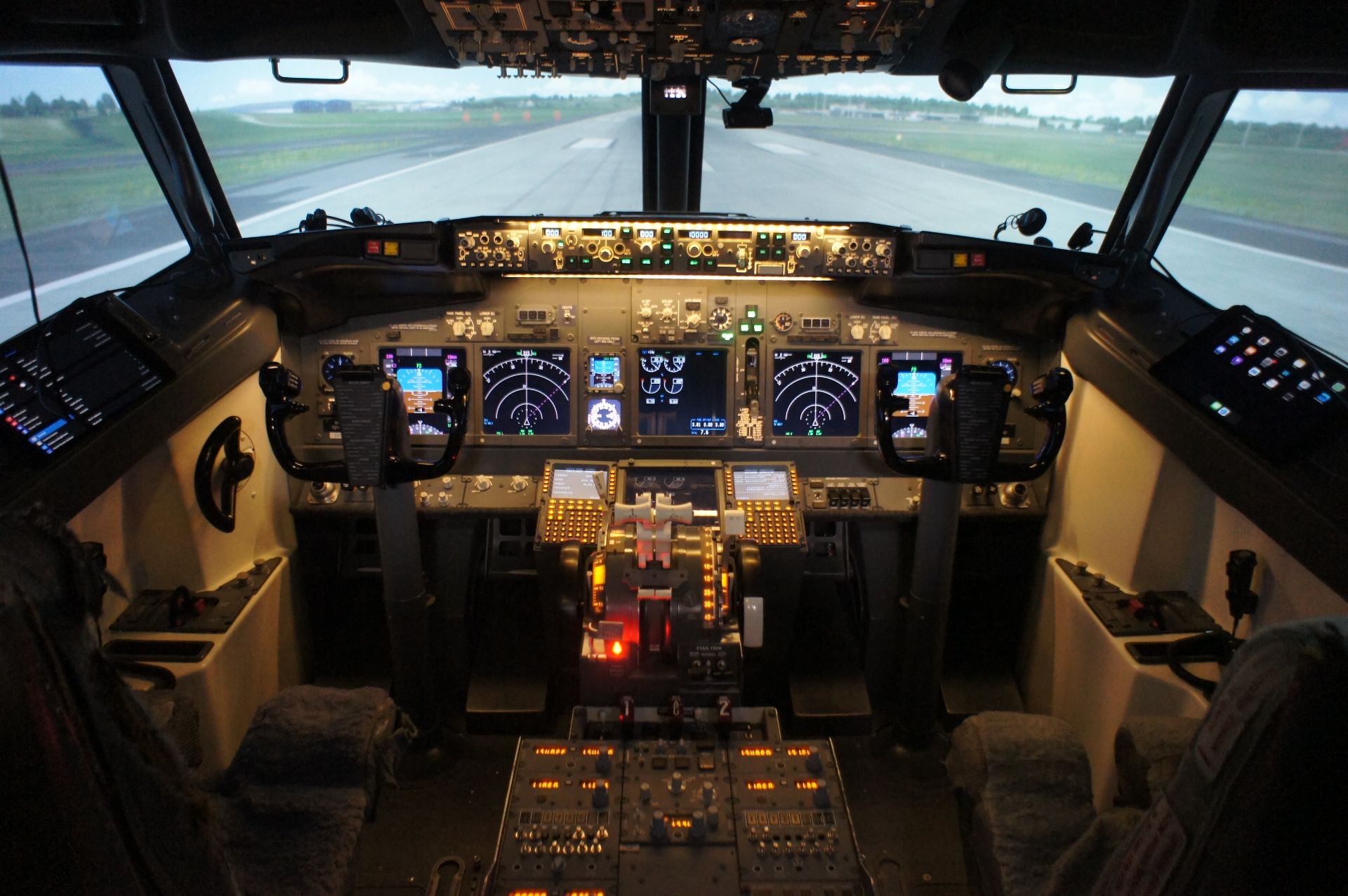 Sim World Flight Deck 737-800 Comprising of: - Fly